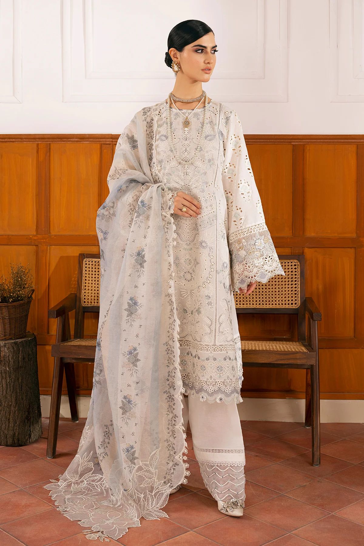 Baroque Swiss Voile Lawn 23 D01