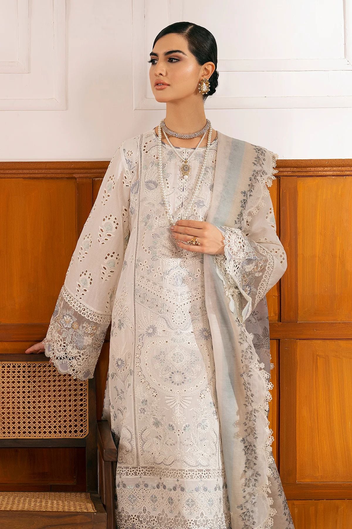 Baroque Swiss Voile Lawn 23 D01