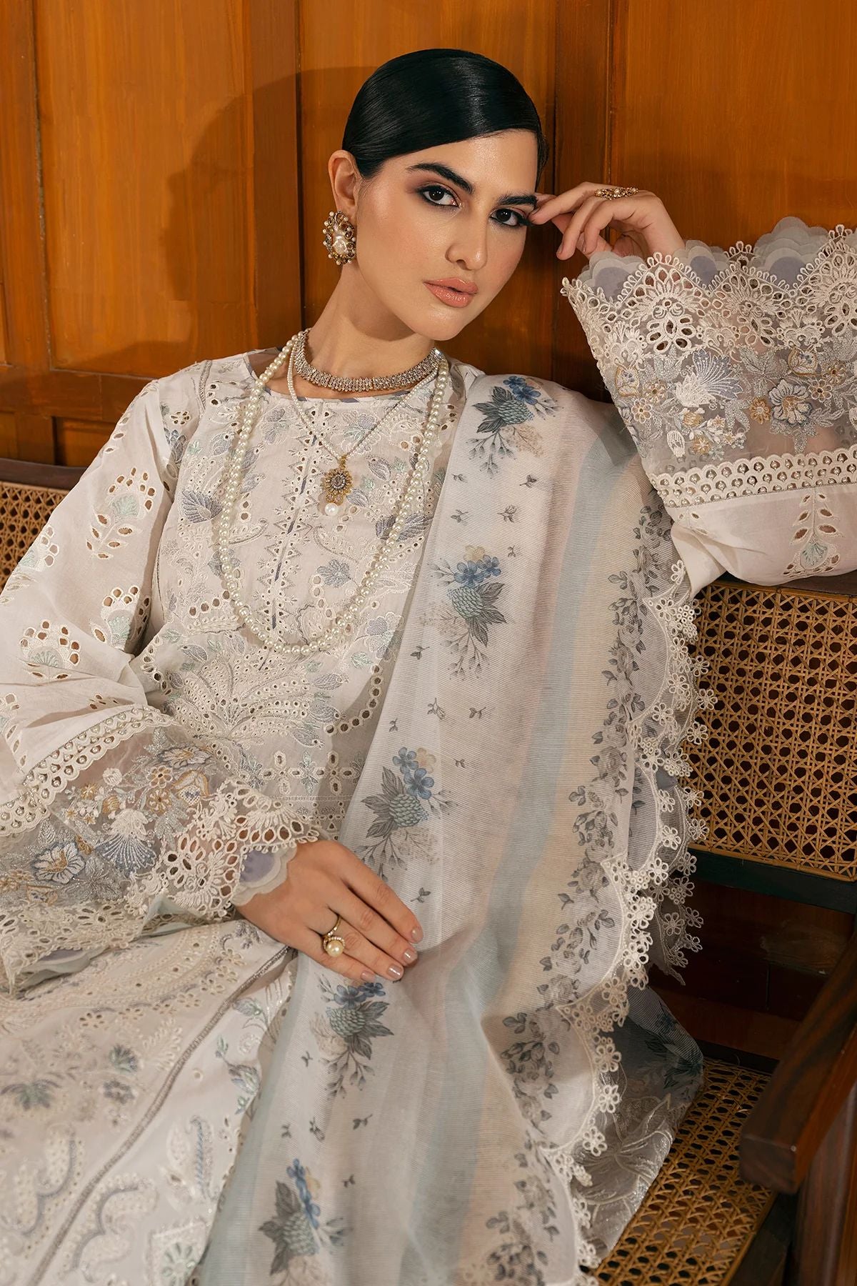 Baroque Swiss Voile Lawn 23 D01