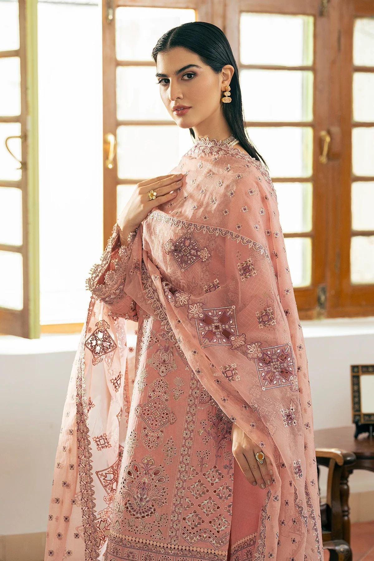 Baroque Swiss Voile Lawn 23 D08