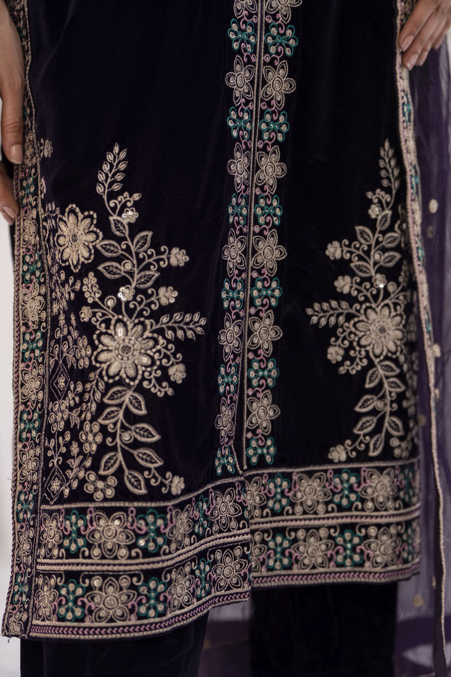 Makhmal by Gul Warun Deep Purple 3pc Velvet Embroidered Suit MBG9