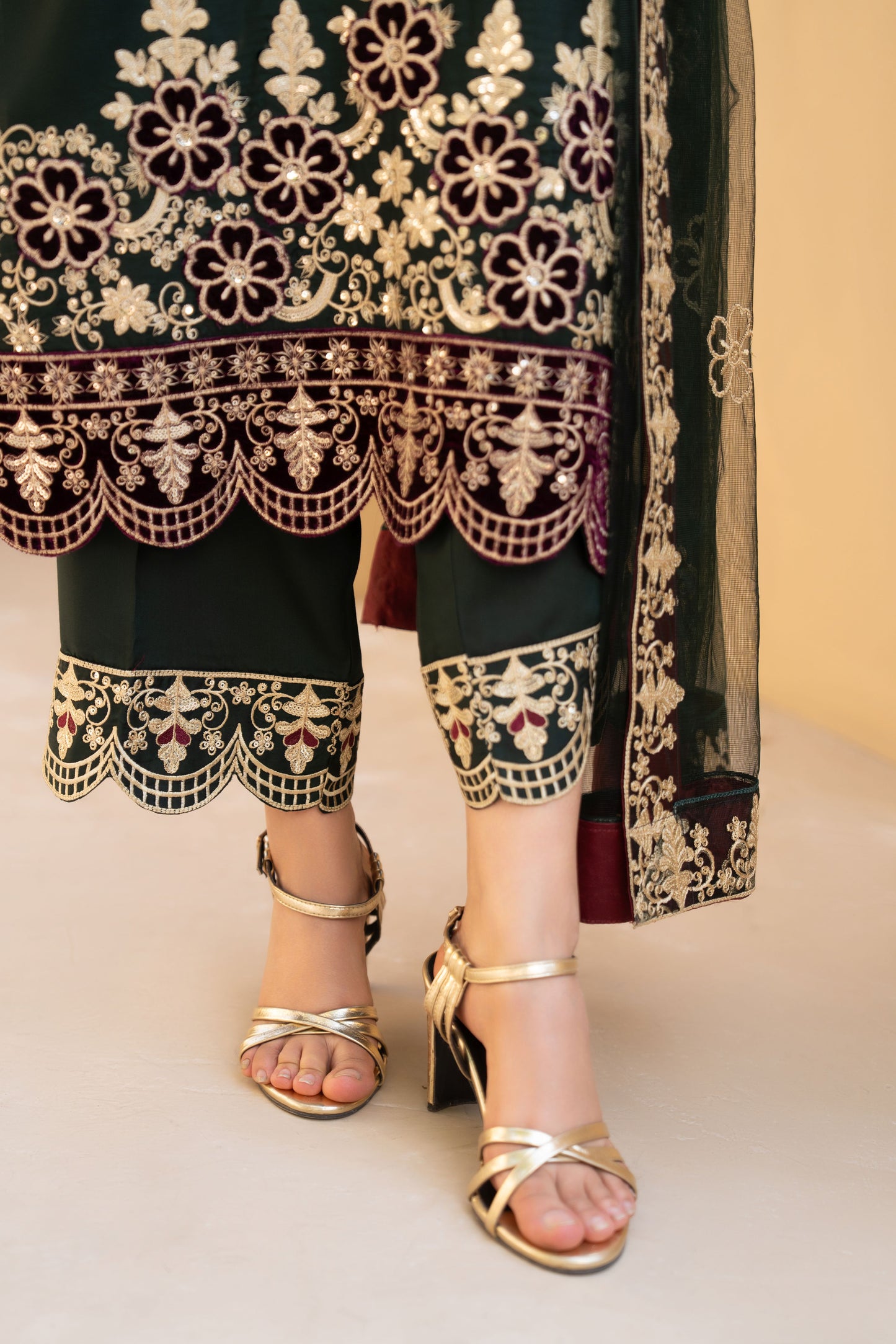 ZZ10 Zimal Zephira Emerald Velvet Embroidered 3pc Suit