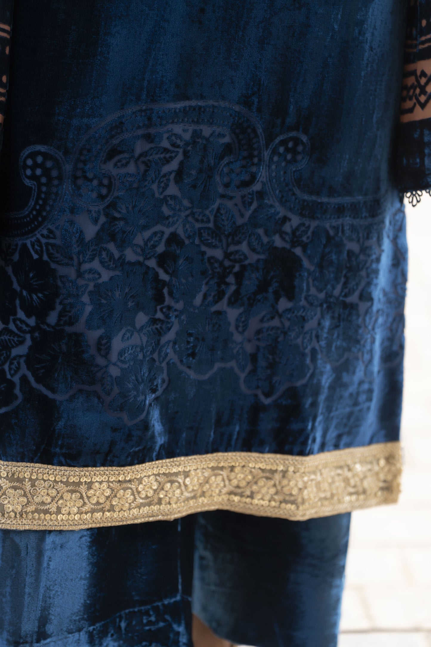 French Velvet 3pc Suit with Jamawar & Lace Detailing – Gul Warun FNG8