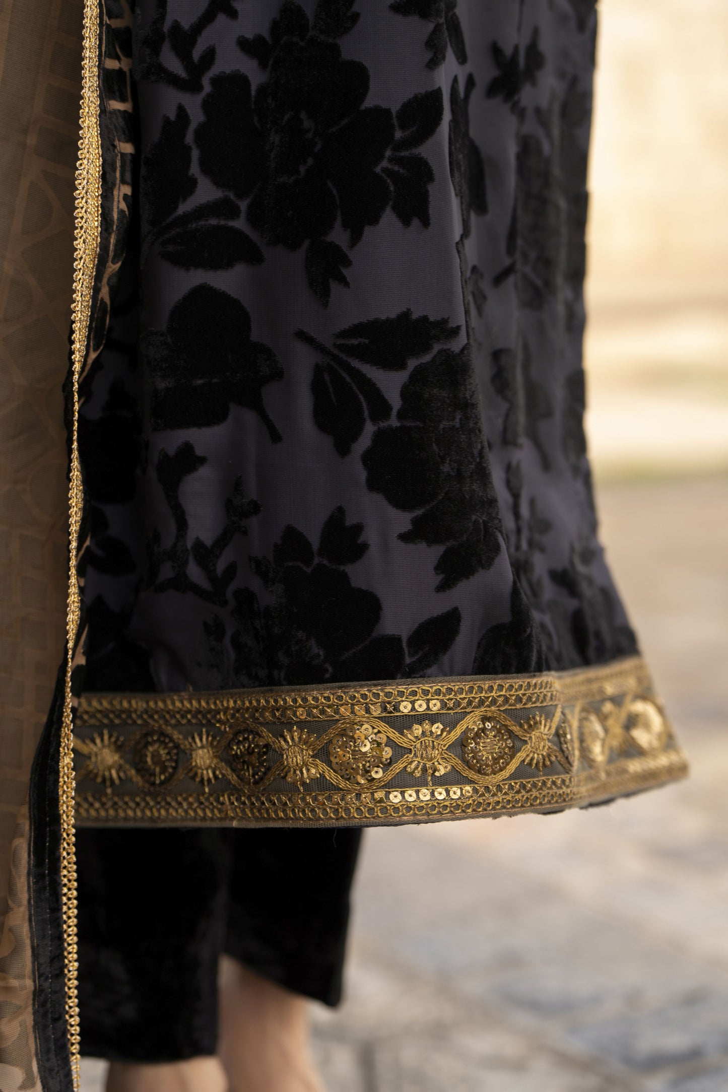 French Velvet 3pc Suit with Jamawar & Lace Detailing – Gul Warun FNG9