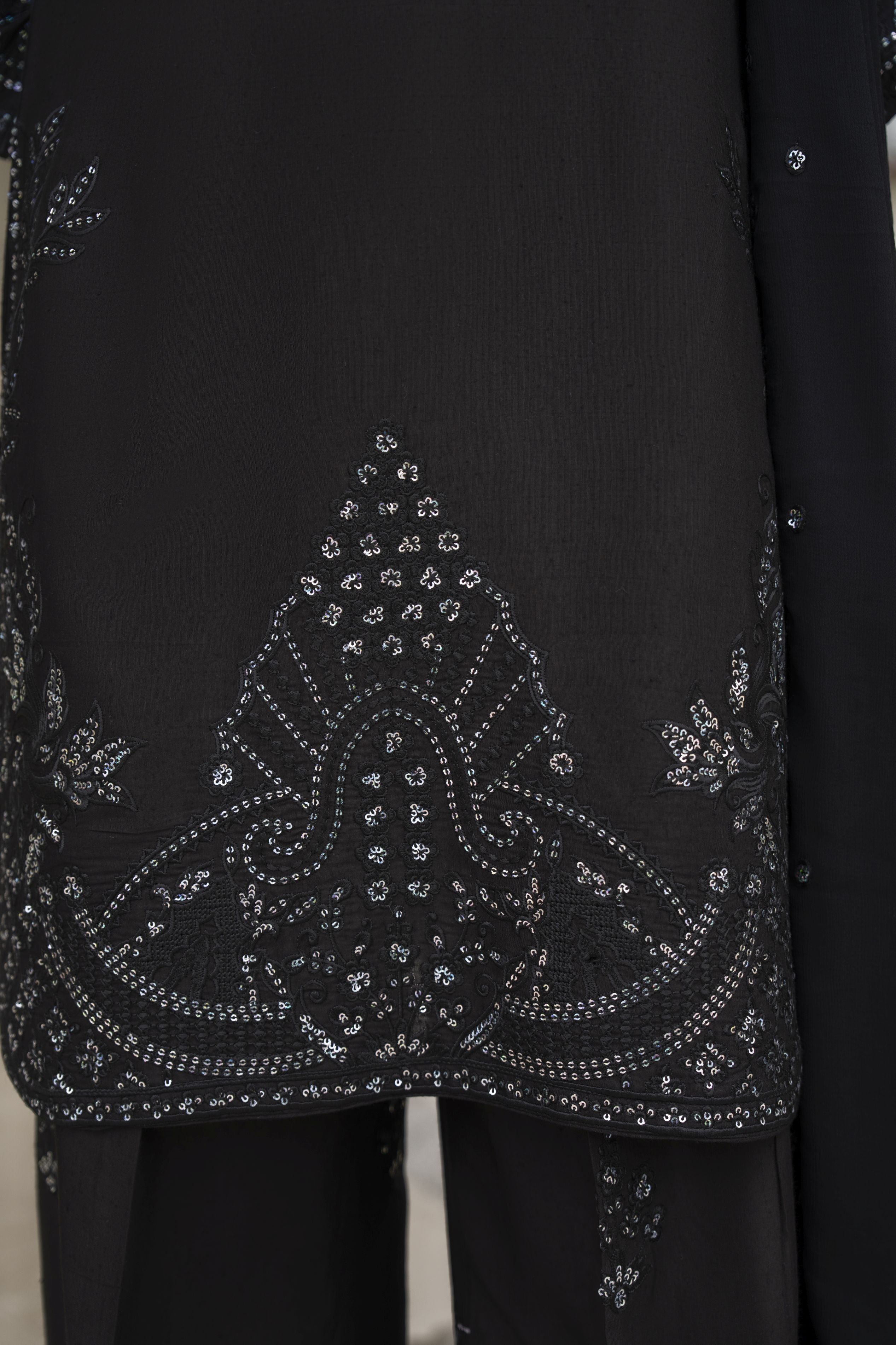 Threaded Grace Silk Karandi by Gul Warun – Black Embellished 3pc Suit TGS8