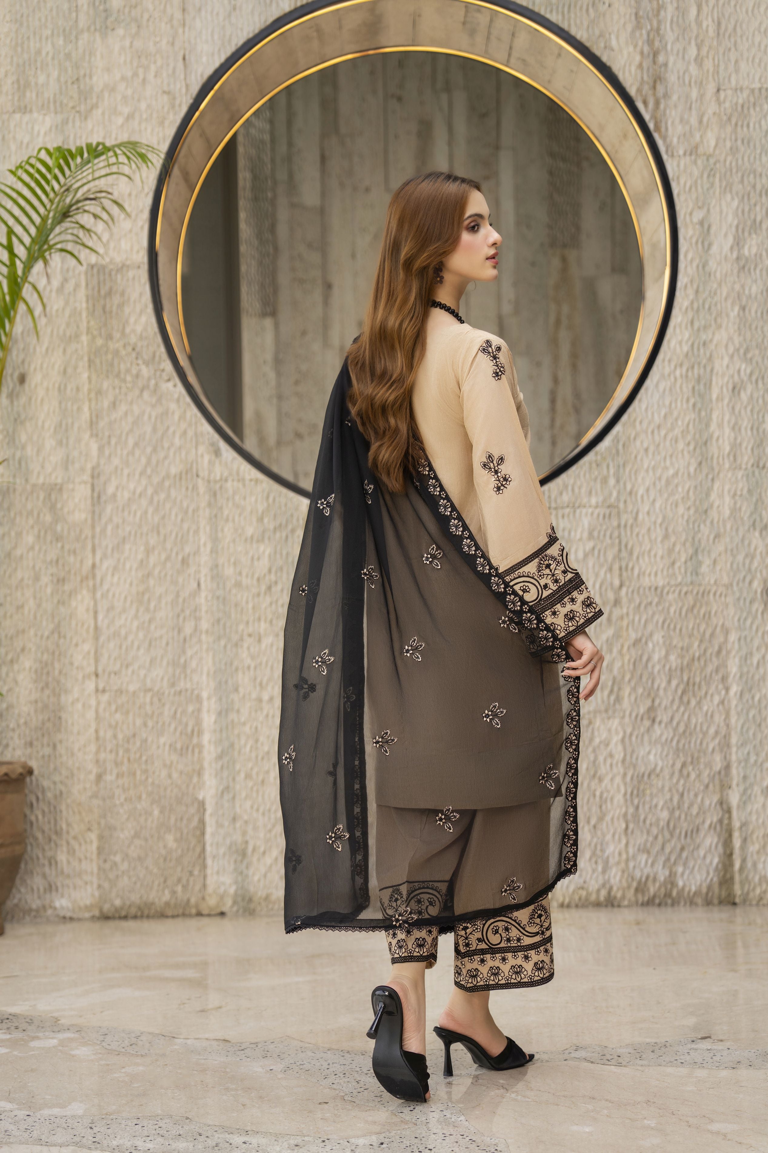 Threaded Grace Silk Karandi by Gul Warun – Beige & Black Embroidered 3pc Suit TGS3