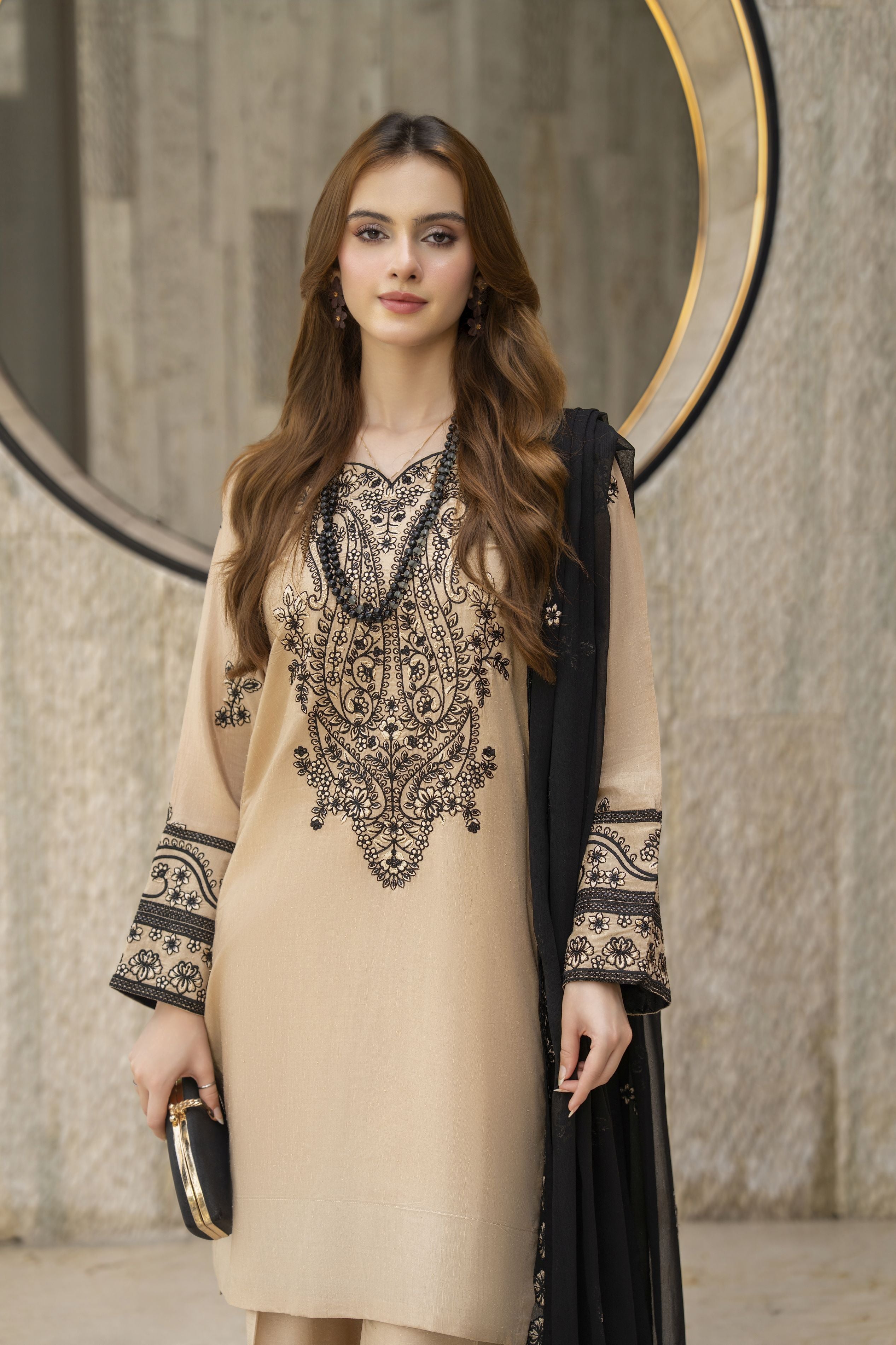 Threaded Grace Silk Karandi by Gul Warun – Beige & Black Embroidered 3pc Suit TGS3