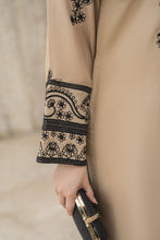 Threaded Grace Silk Karandi by Gul Warun – Beige & Black Embroidered 3pc Suit TGS3