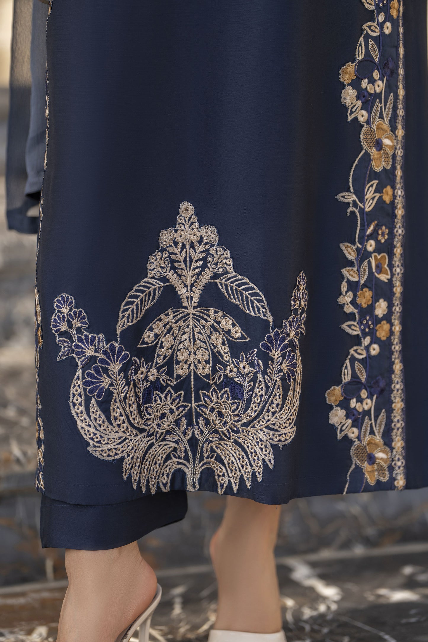 Aabpara Afsana 3pc Embroidered Viscose Winter Ready-to-Wear Suit – AAF7