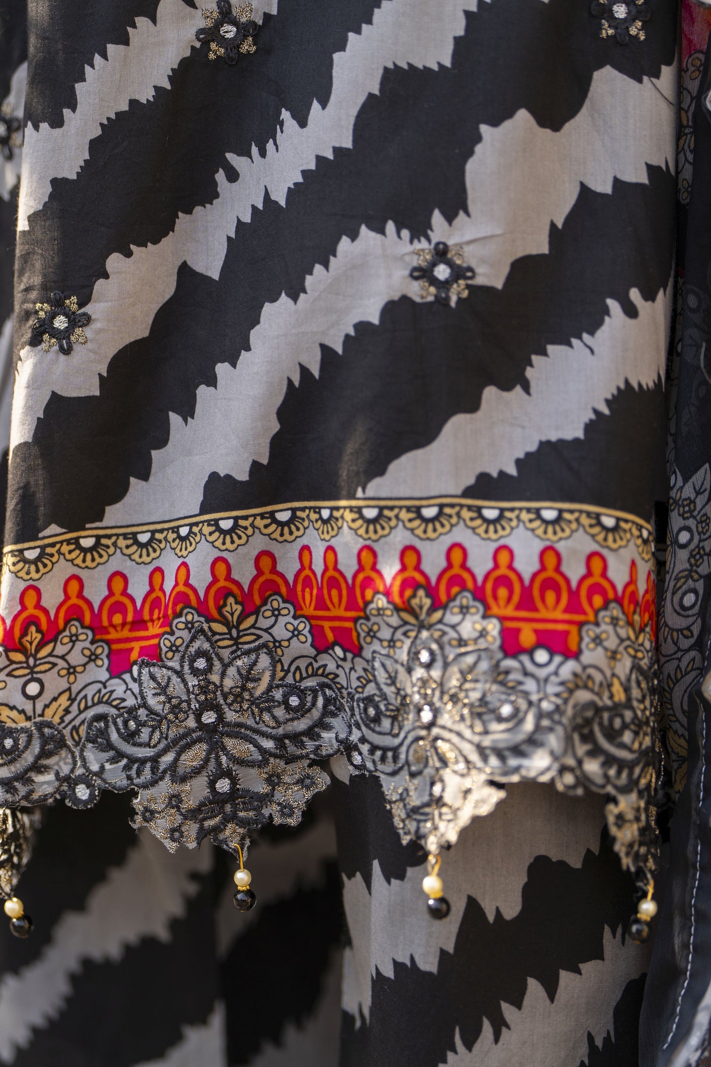 Sakeena Summer Ease – Black Lawn 3pc Dress with Embroidered Chiffon Dupatta SSE6
