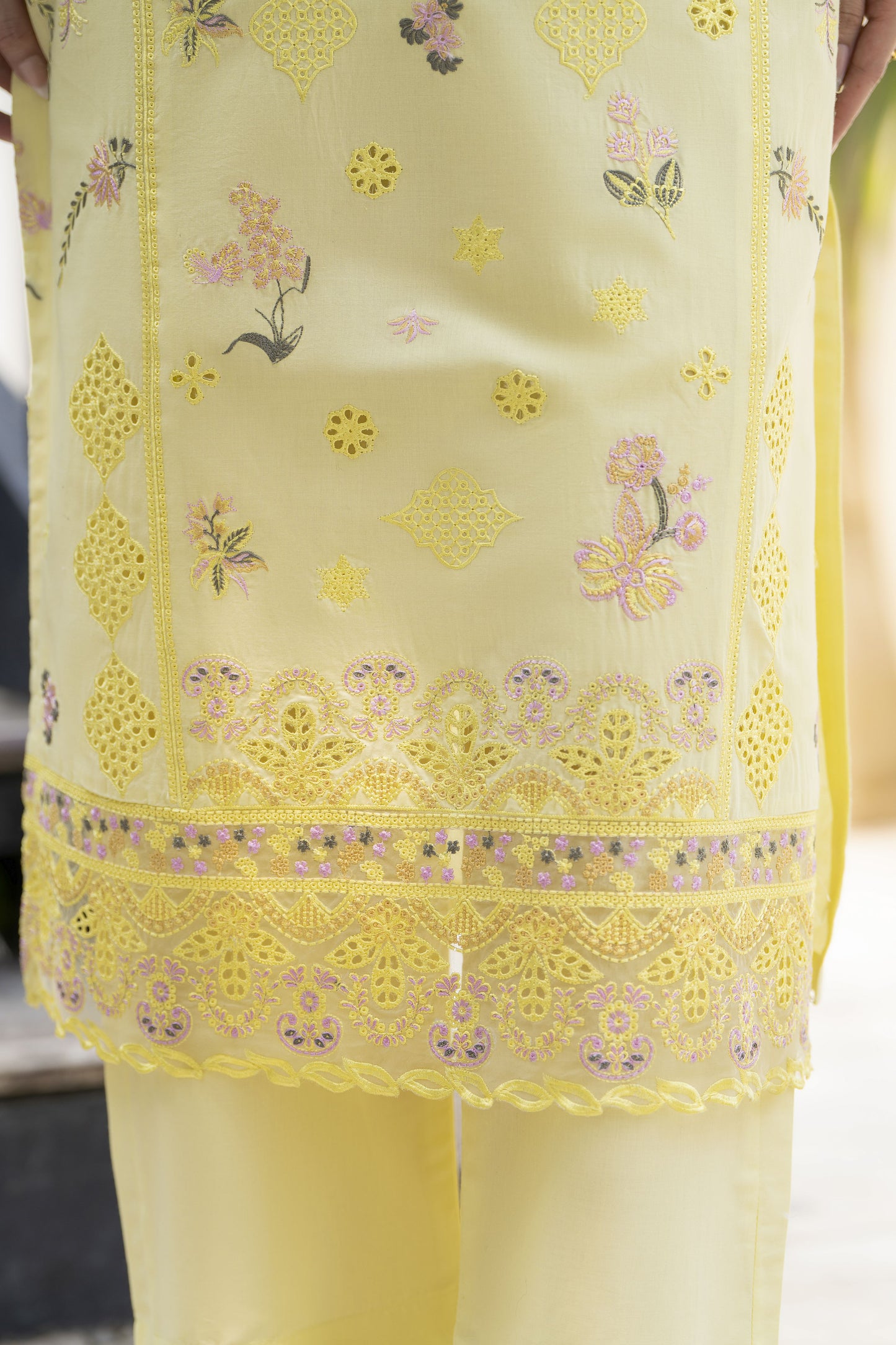 Gul Warun 3pc Boring Embroidered Cotton Suit with Printed Chiffon Dupatta – AMG4