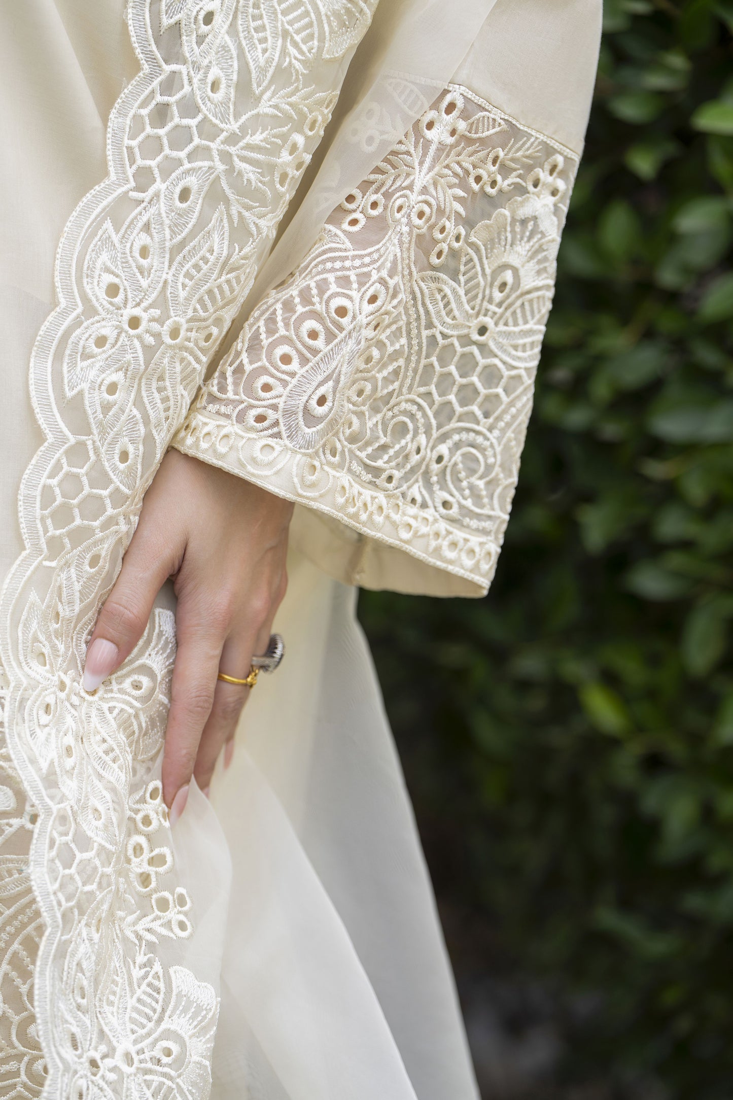 Gul Warun 3pc Embroidered Cotton Suit with Scalloped Organza Dupatta – AMG1