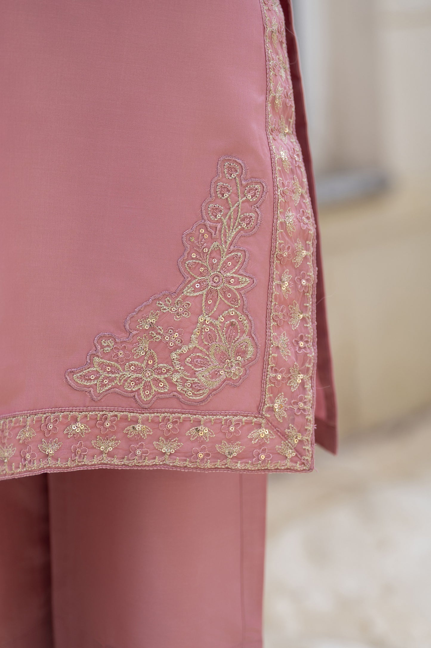 Gul Warun 3pc Thread & Sequin Embroidered Cotton Suit with Organza Dupatta – AMG2