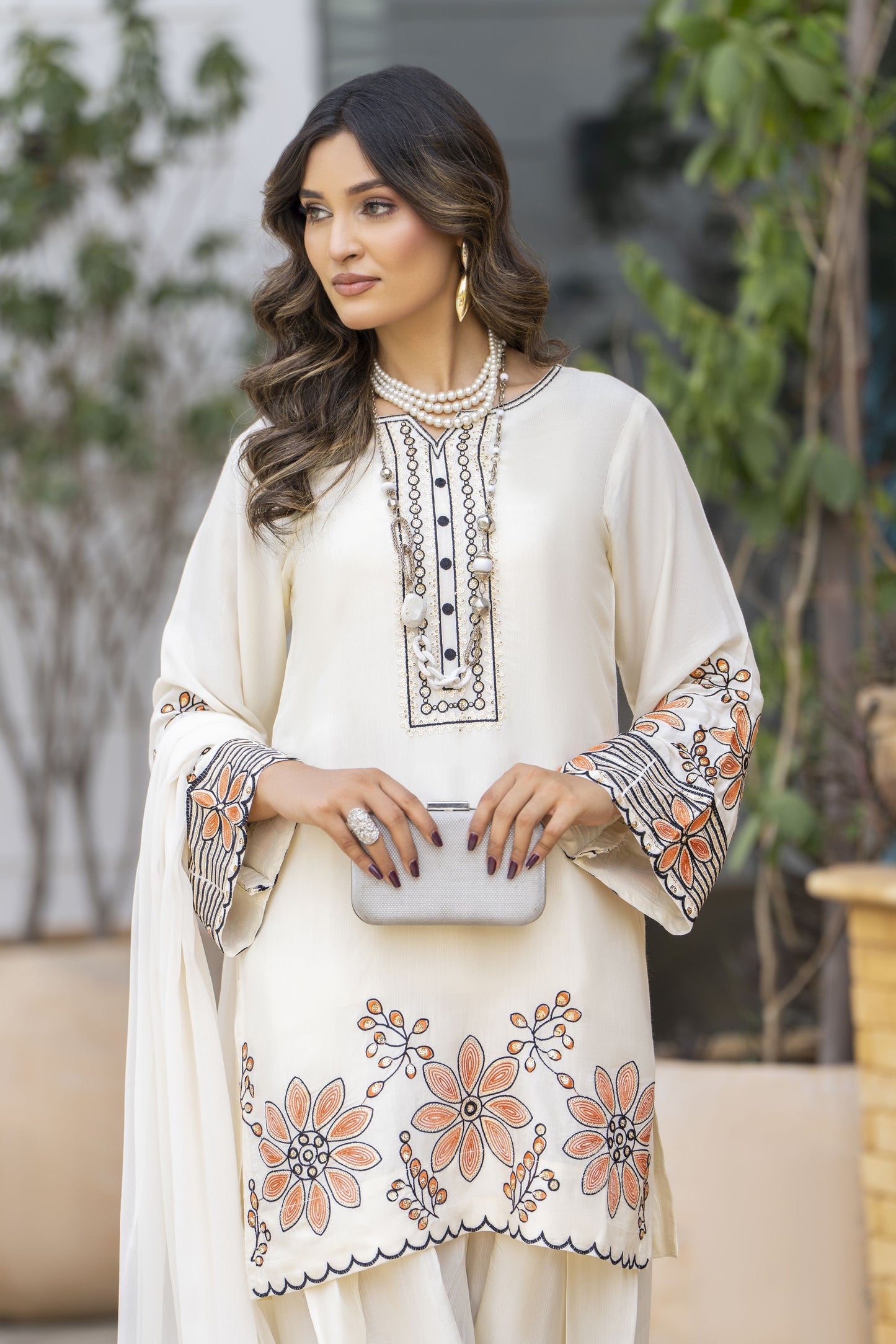 Ivory Floral Embroidered 3pc Short Shirt & Farshi Shalwar Set – Roshni4 by Gul Warun