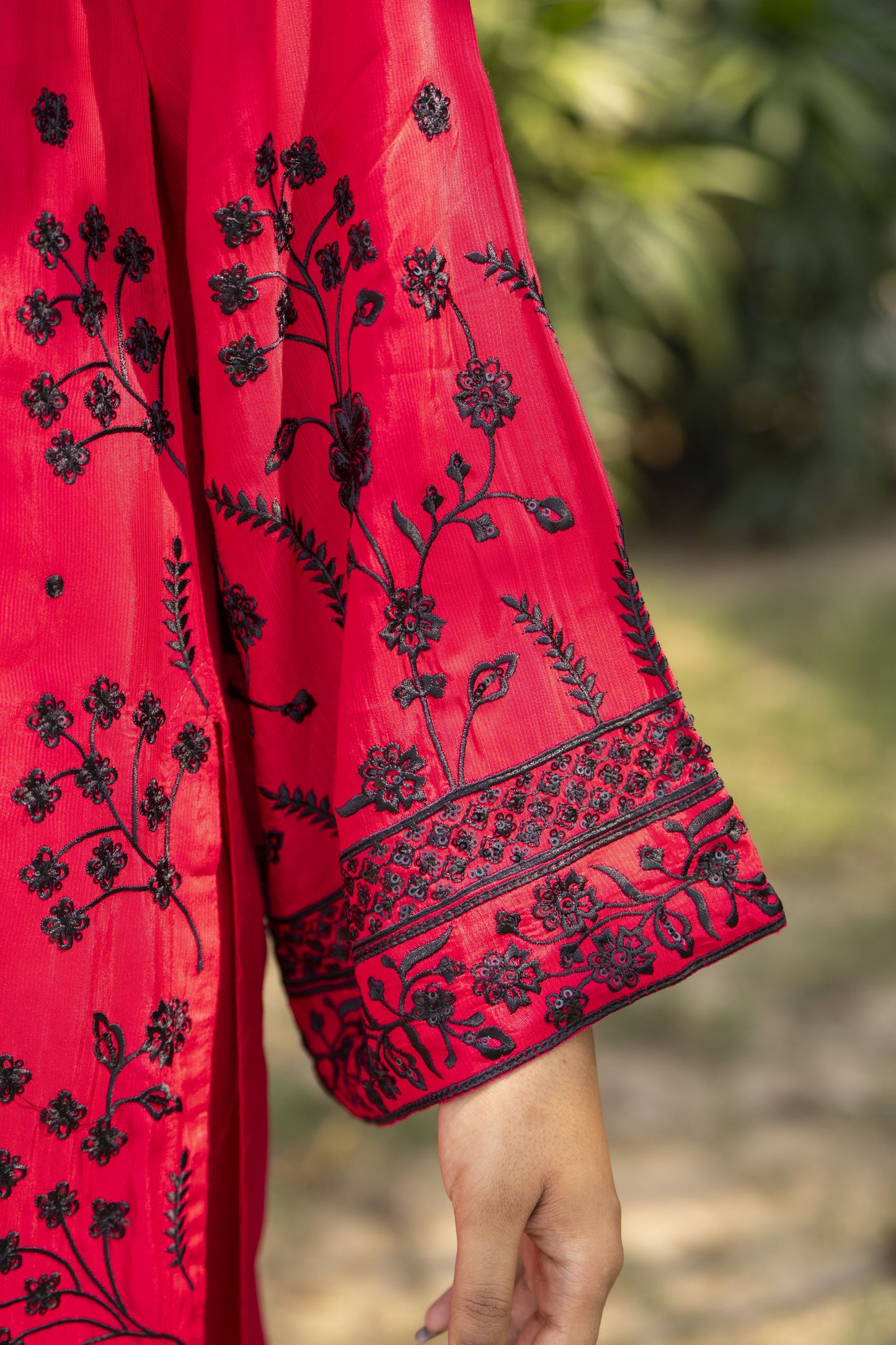 Deep Pink & Black Embroidered 3pc Raw Silk Suit – Roshni3 by Gul Warun