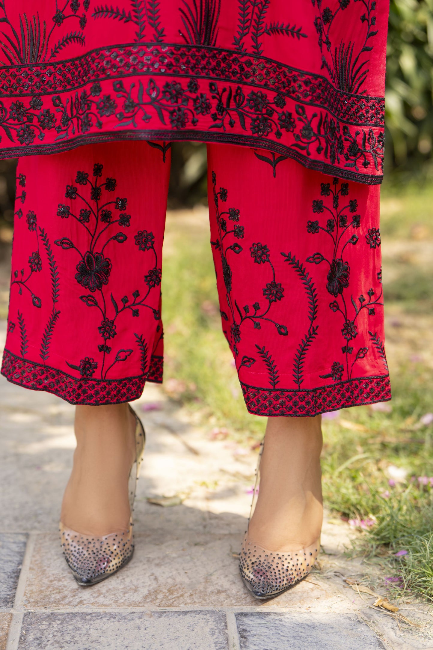 Deep Pink & Black Embroidered 3pc Raw Silk Suit – Roshni3 by Gul Warun