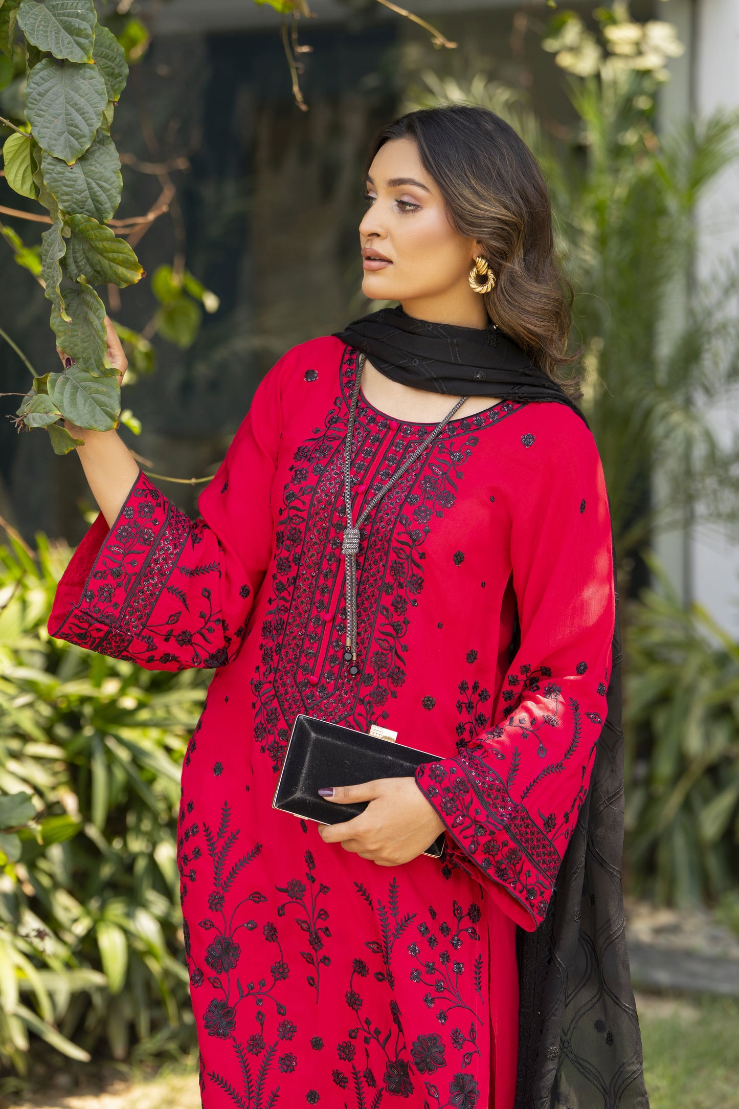 Deep Pink & Black Embroidered 3pc Raw Silk Suit – Roshni3 by Gul Warun