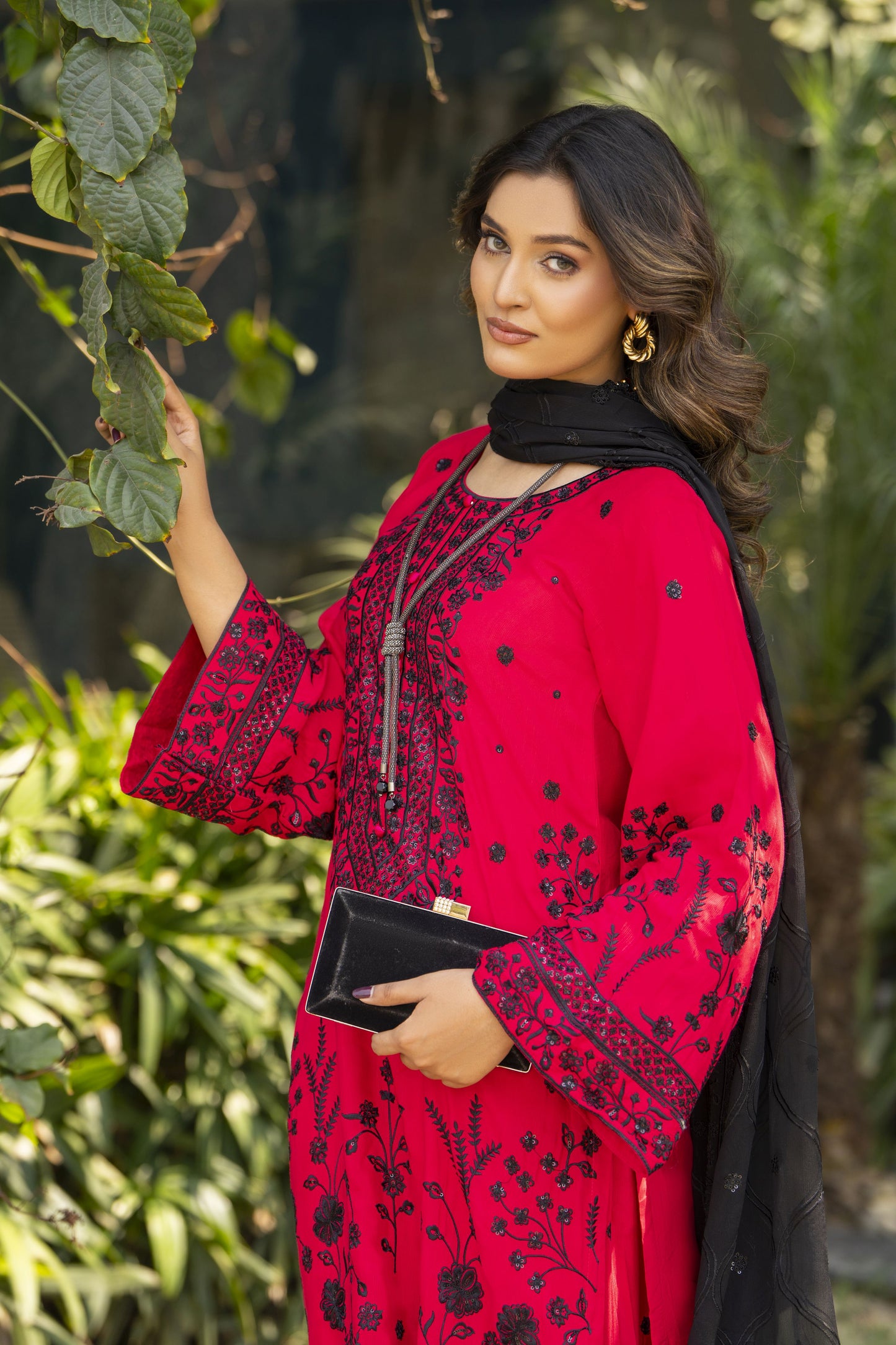 Deep Pink & Black Embroidered 3pc Raw Silk Suit – Roshni3 by Gul Warun