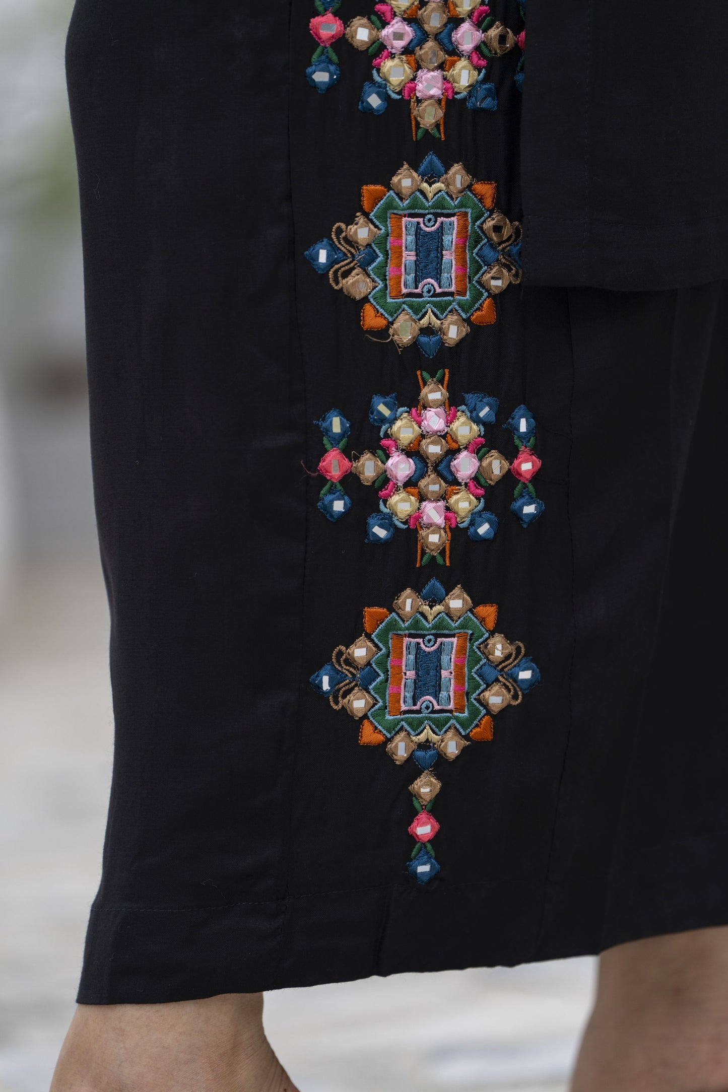 Zaiwa Black 2PC Ready to Wear Embroidered Linen Suit with Mirror Work LTZ8