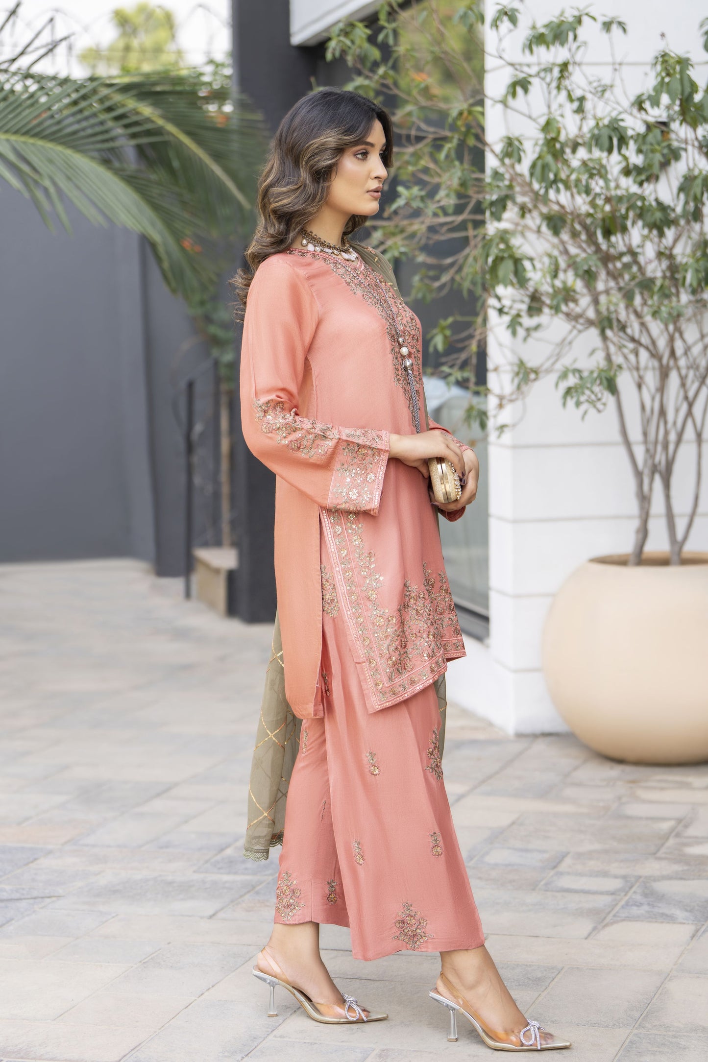 Peach Blush Embroidered 3pc Raw Silk Suit with Green Dupatta – Roshni5 by Gul Warun