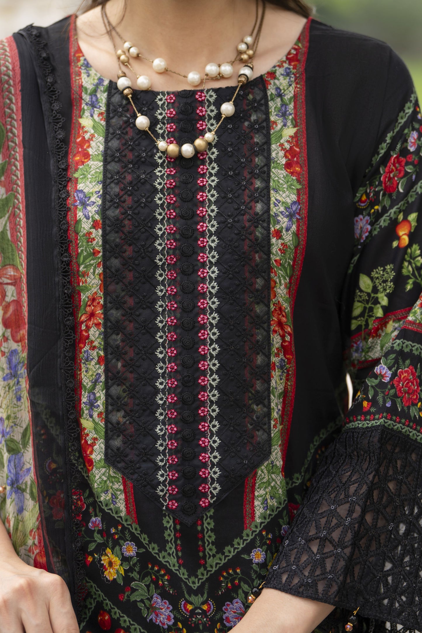 Sakeena Summer Ease – Black 3pc Lawn Dress with Farshi Shalwar SSE3
