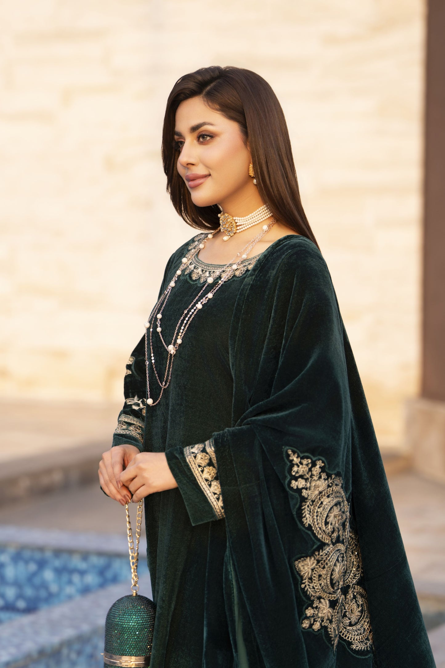 Aleezay KASHMÉ – Emerald Green Velvet 3pc Suit with Velvet Shawl KA5
