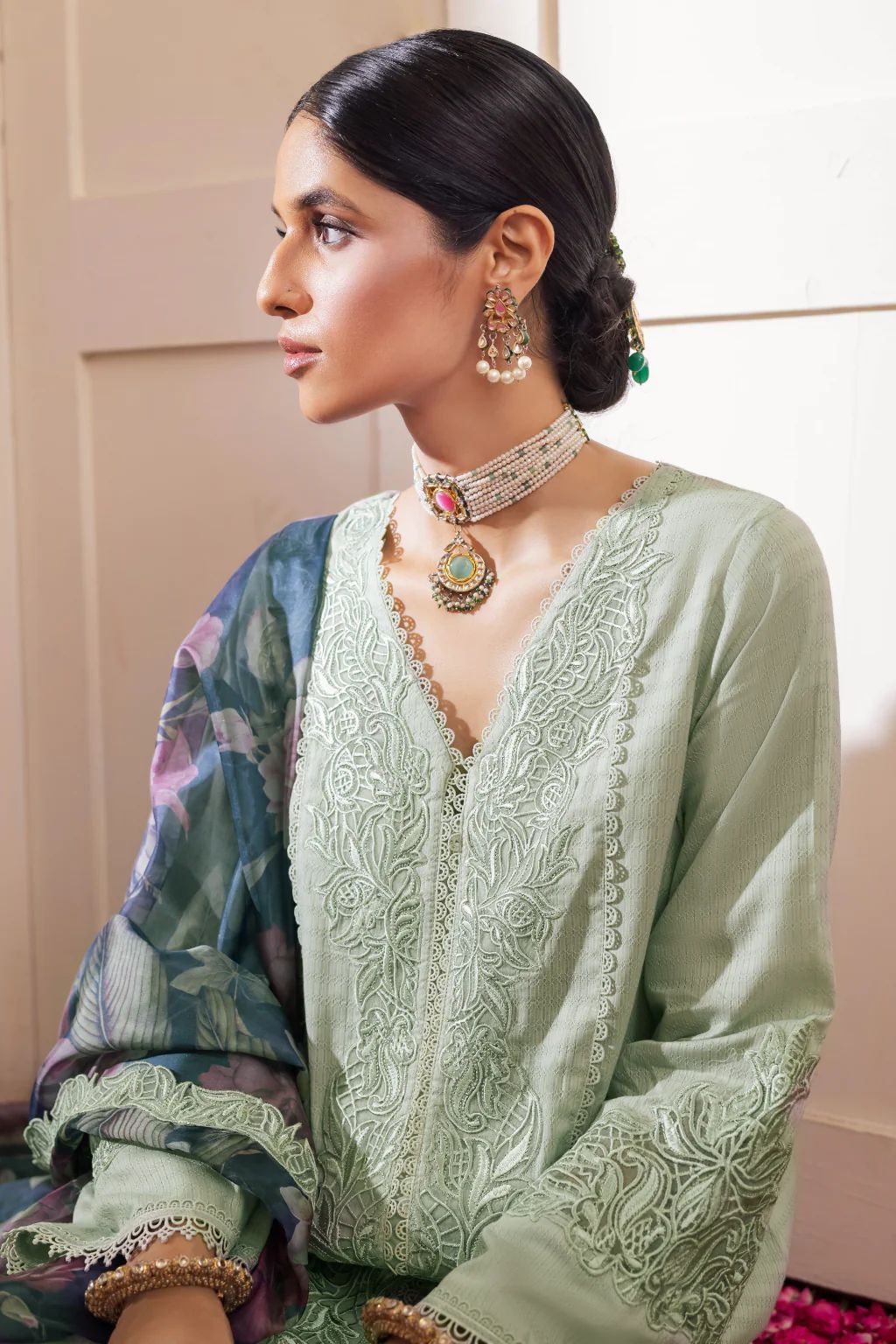 Iznik Aashiaan Festive Lawn Insha 05