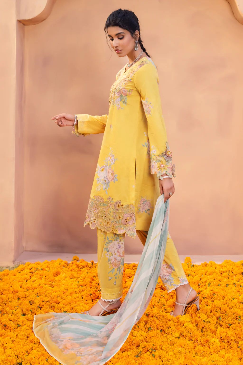 Iznik Aashiaan Festive Lawn Aanisah 07