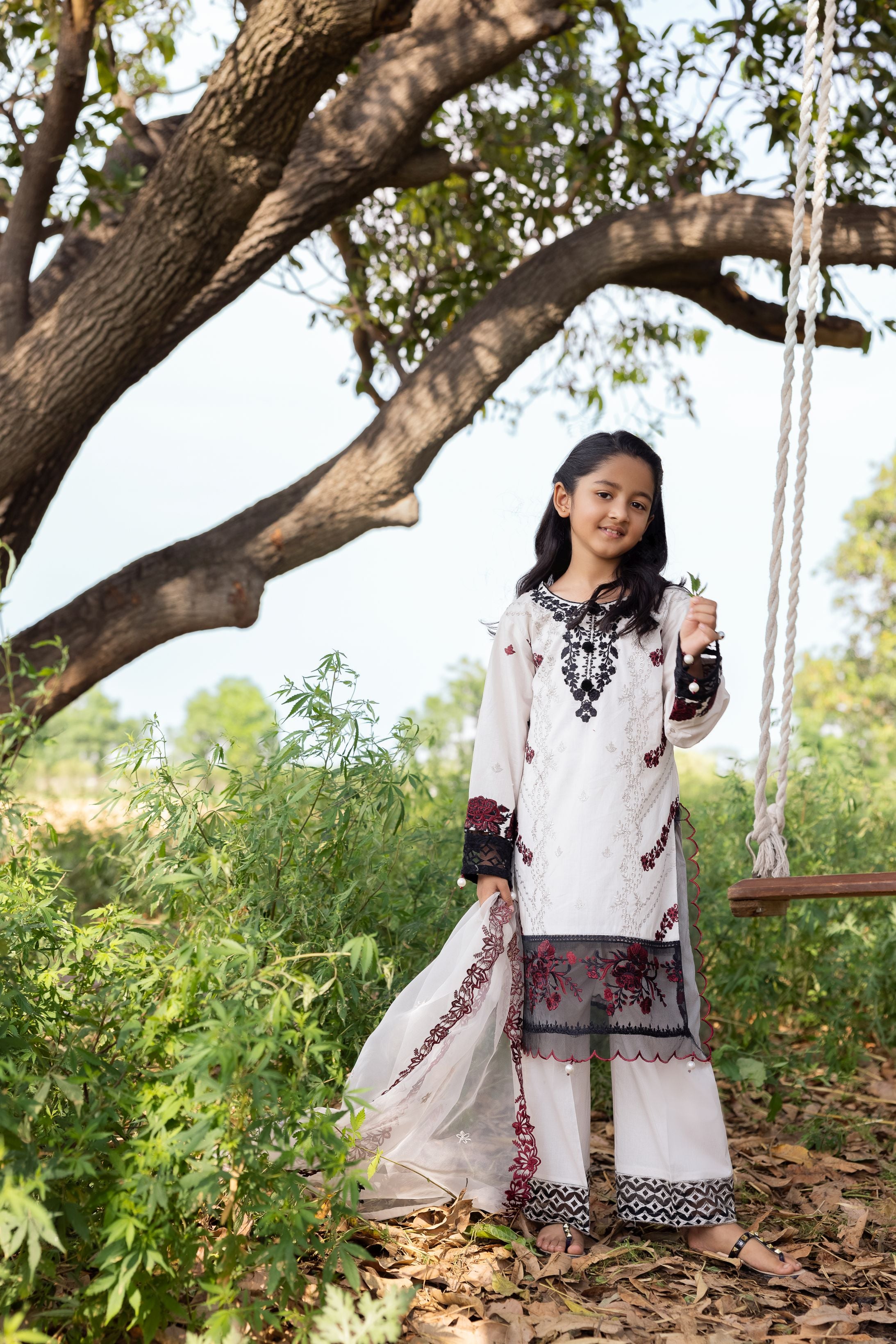 Taaron Jaisi by Mona – Matching Mother Daughter White & Maroon Outfits – TJM3