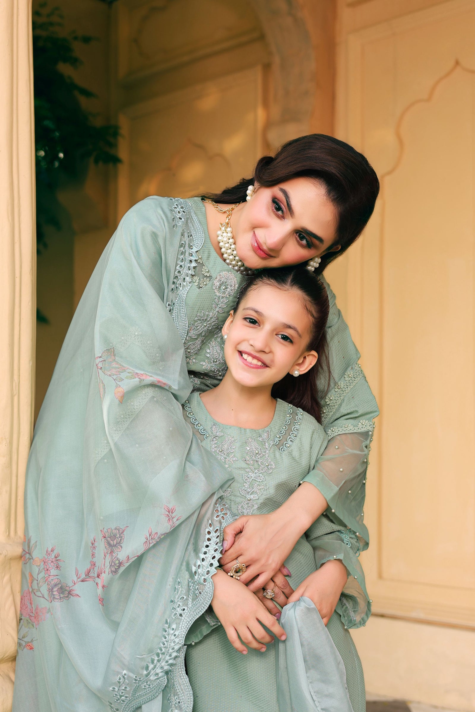 Hira Mani ft. Mona Jacquard Girls Collection GHMM2 Hira Mani ft. Mona Jacquard Girls Collection GHMM2
