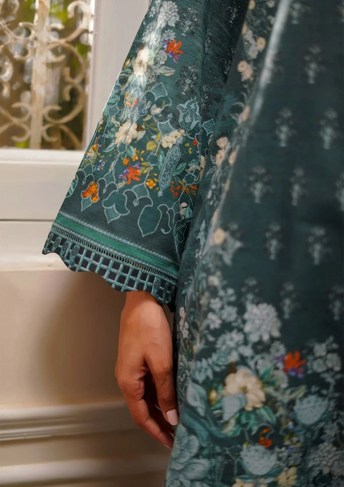 Winter Weaves by Sahar – 3pc Printed Khaddar Floral Suit with Lace Detailing WWS3