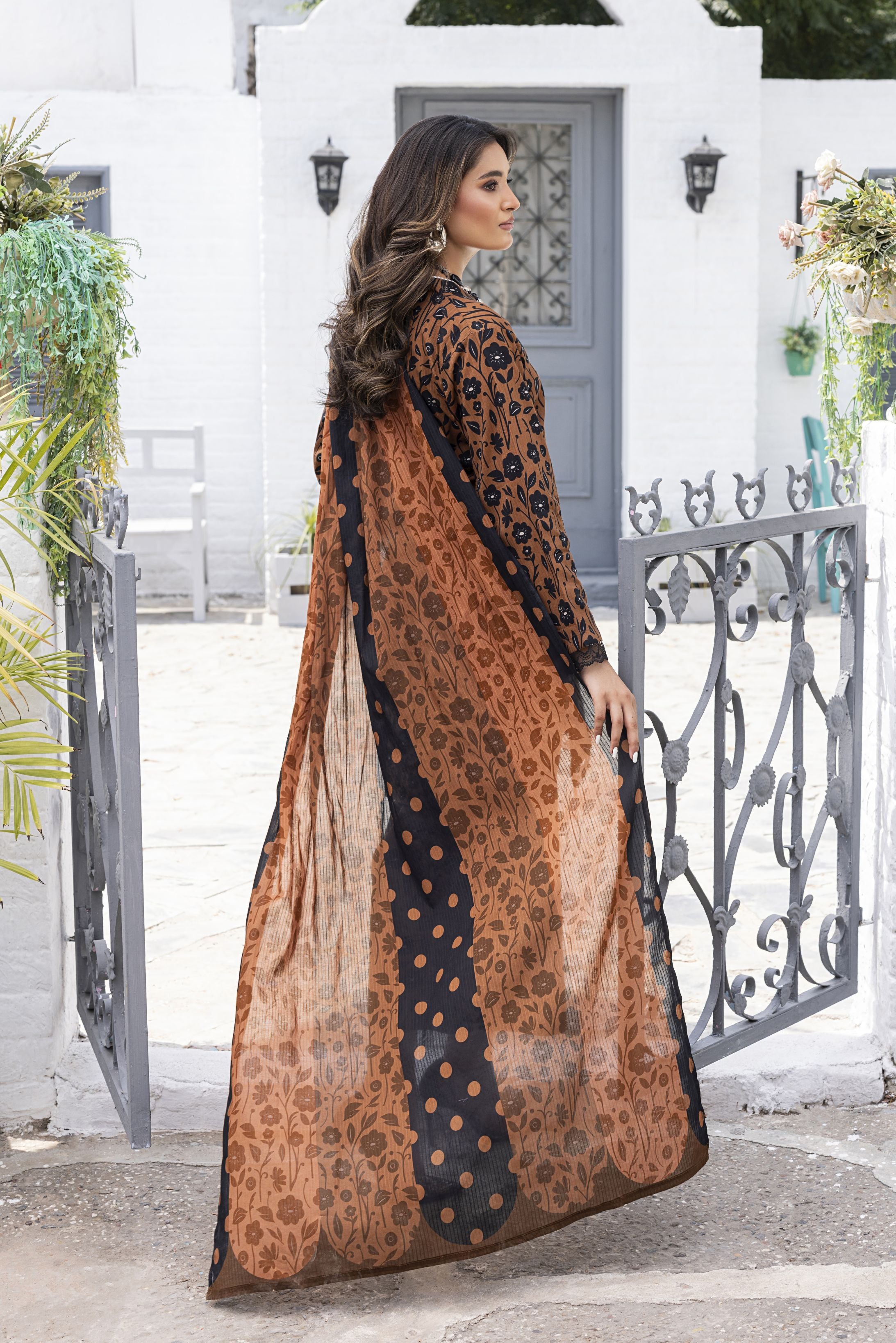 Aabpara Mocha Noir Tanadora Lawn 3pc Suit – SLF8