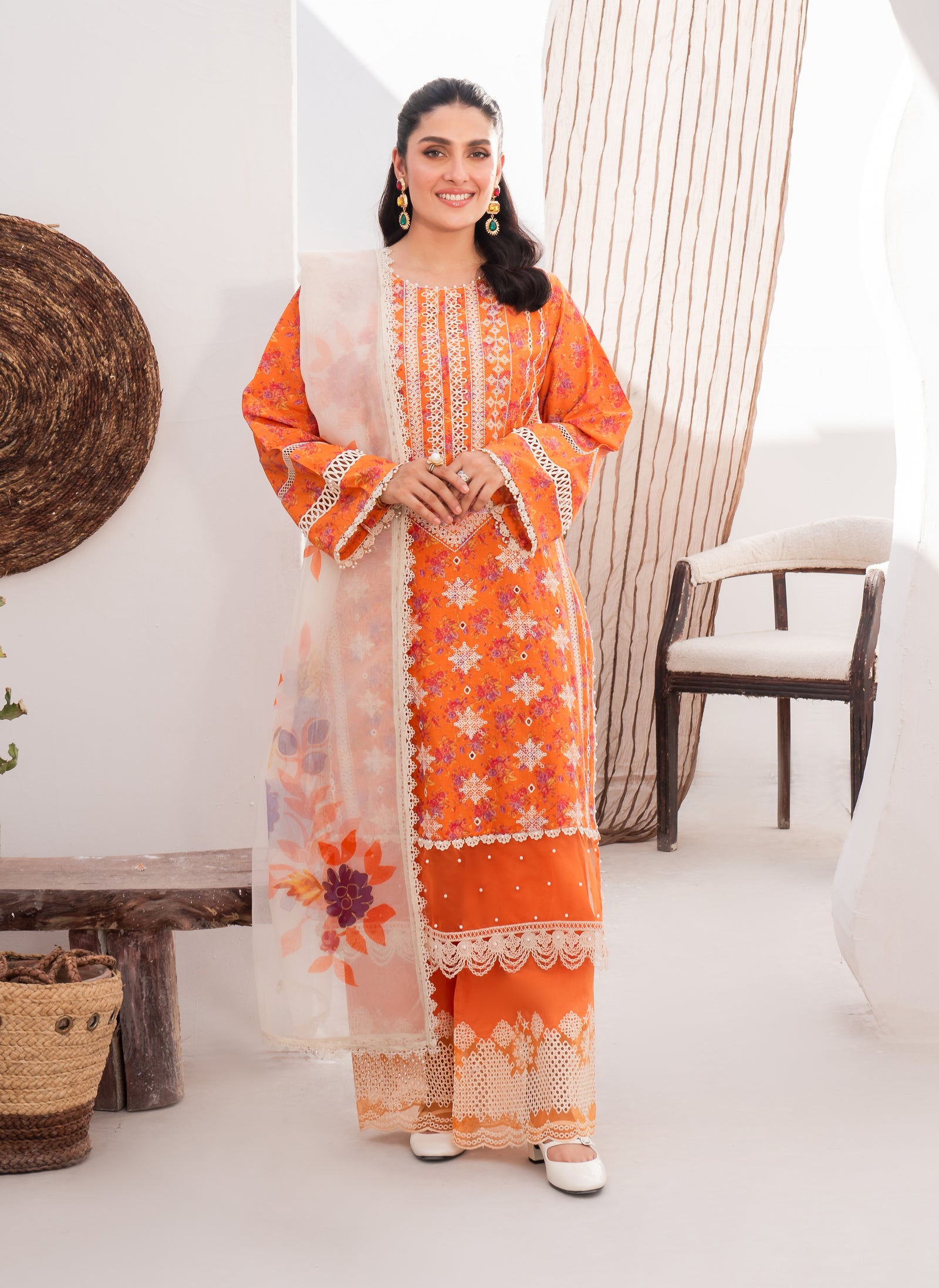 ayeza khan orange dress Ayeza Khan dazzles fans in gorgeous orange bridal dress. The Chupke Chupke star did a stunning bridal shoot for Royli Salon in designer Maha Wajahat Khan's beautiful ensemble @ayezakhan.ak Read more on