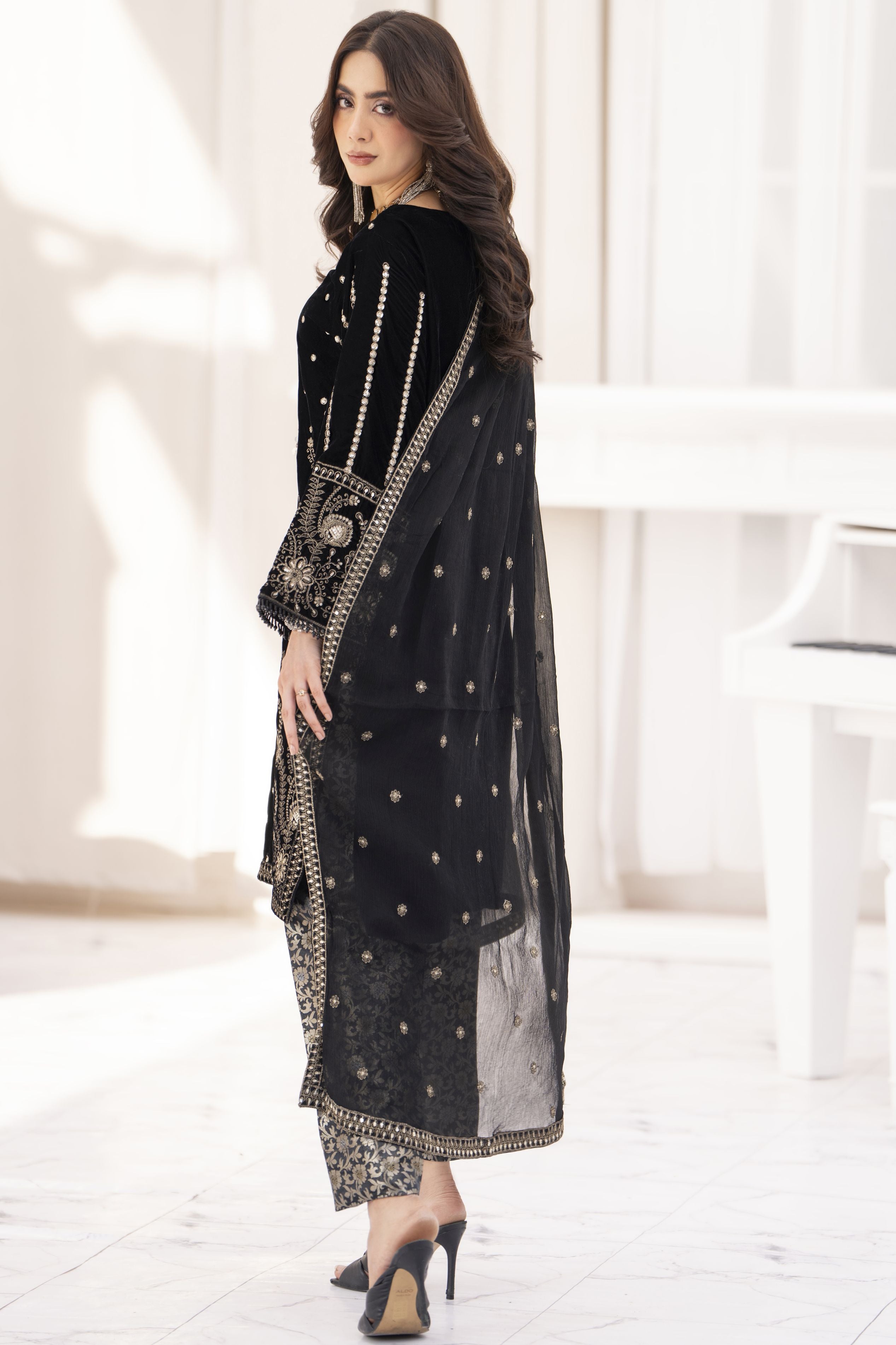 Makhmal by Gul Warun Black 3pc Velvet Embroidered Suit MBG6