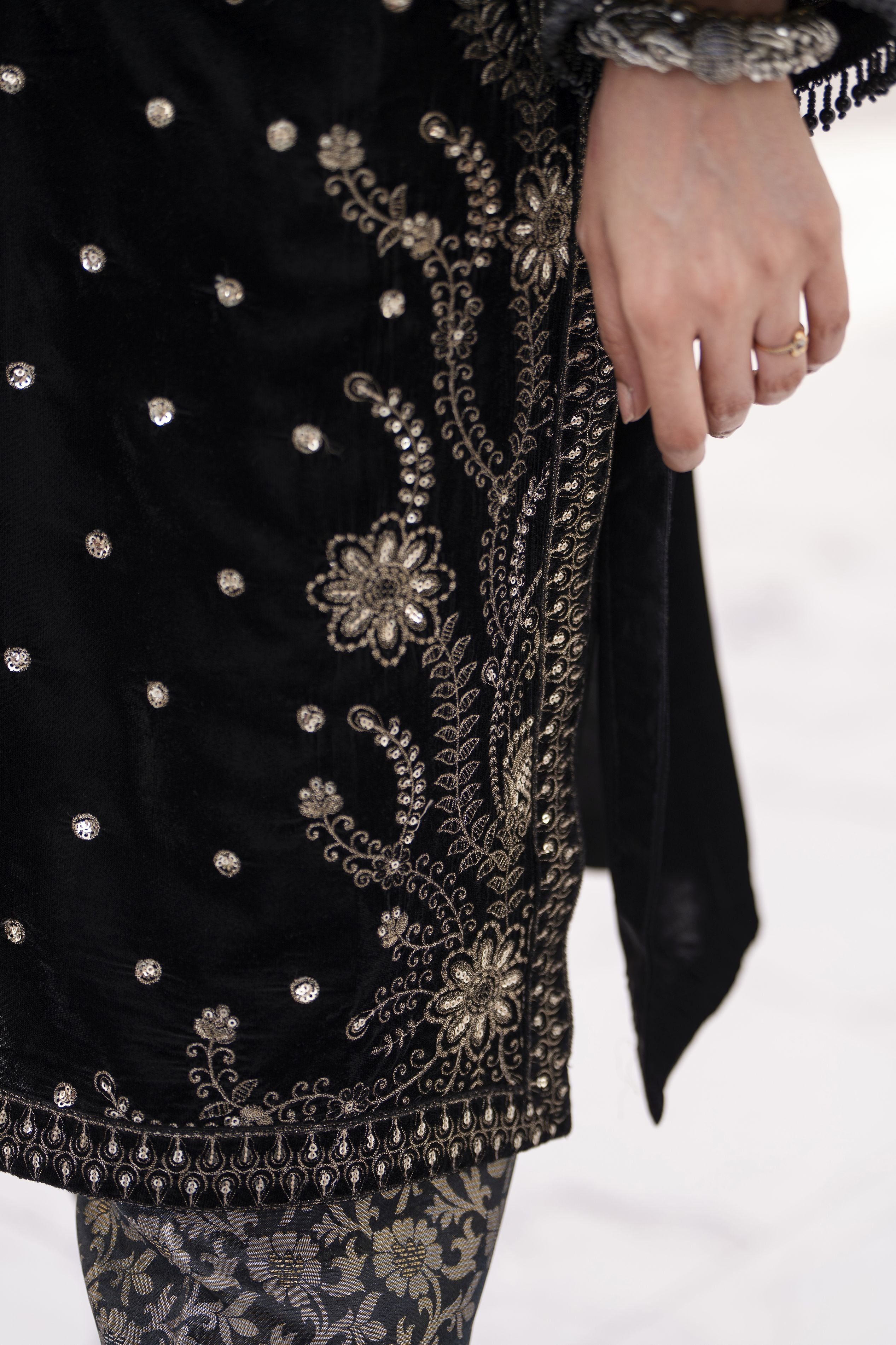 Makhmal by Gul Warun Black 3pc Velvet Embroidered Suit MBG6