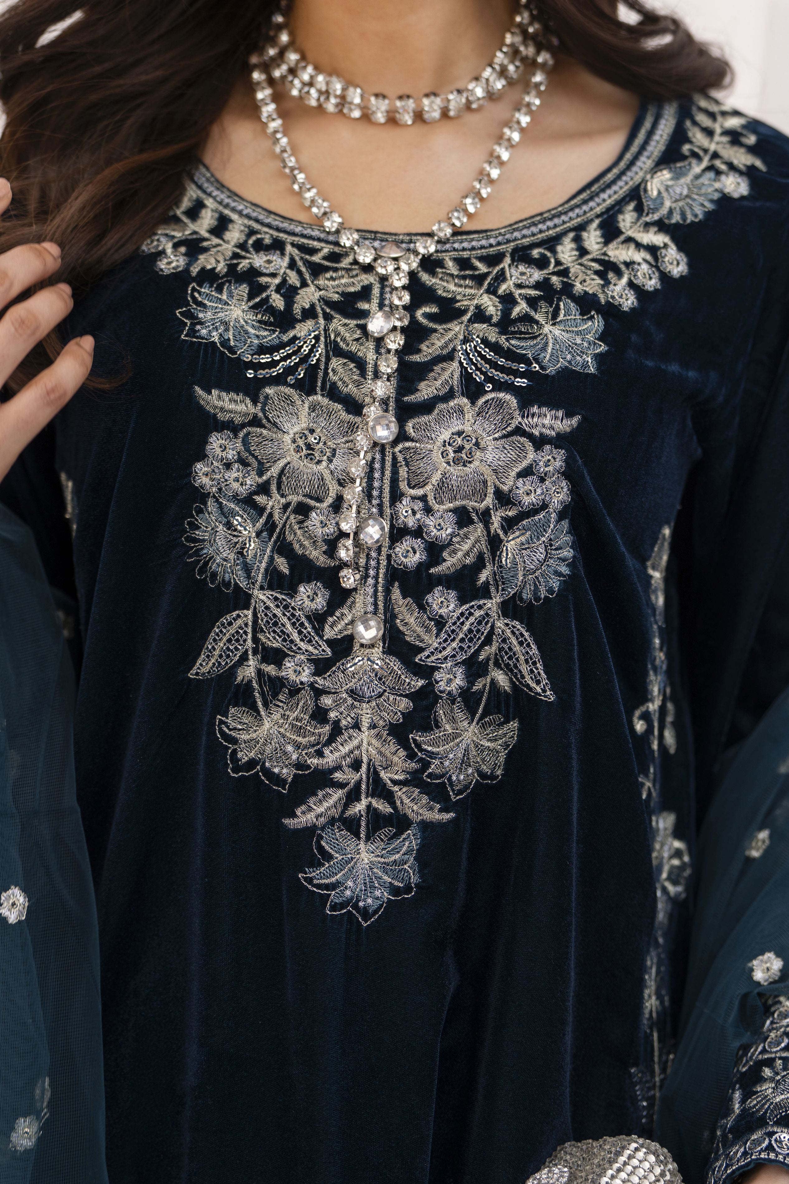 Makhmal by Gul Warun Navy Blue 3pc Velvet Embroidered Suit MBG3