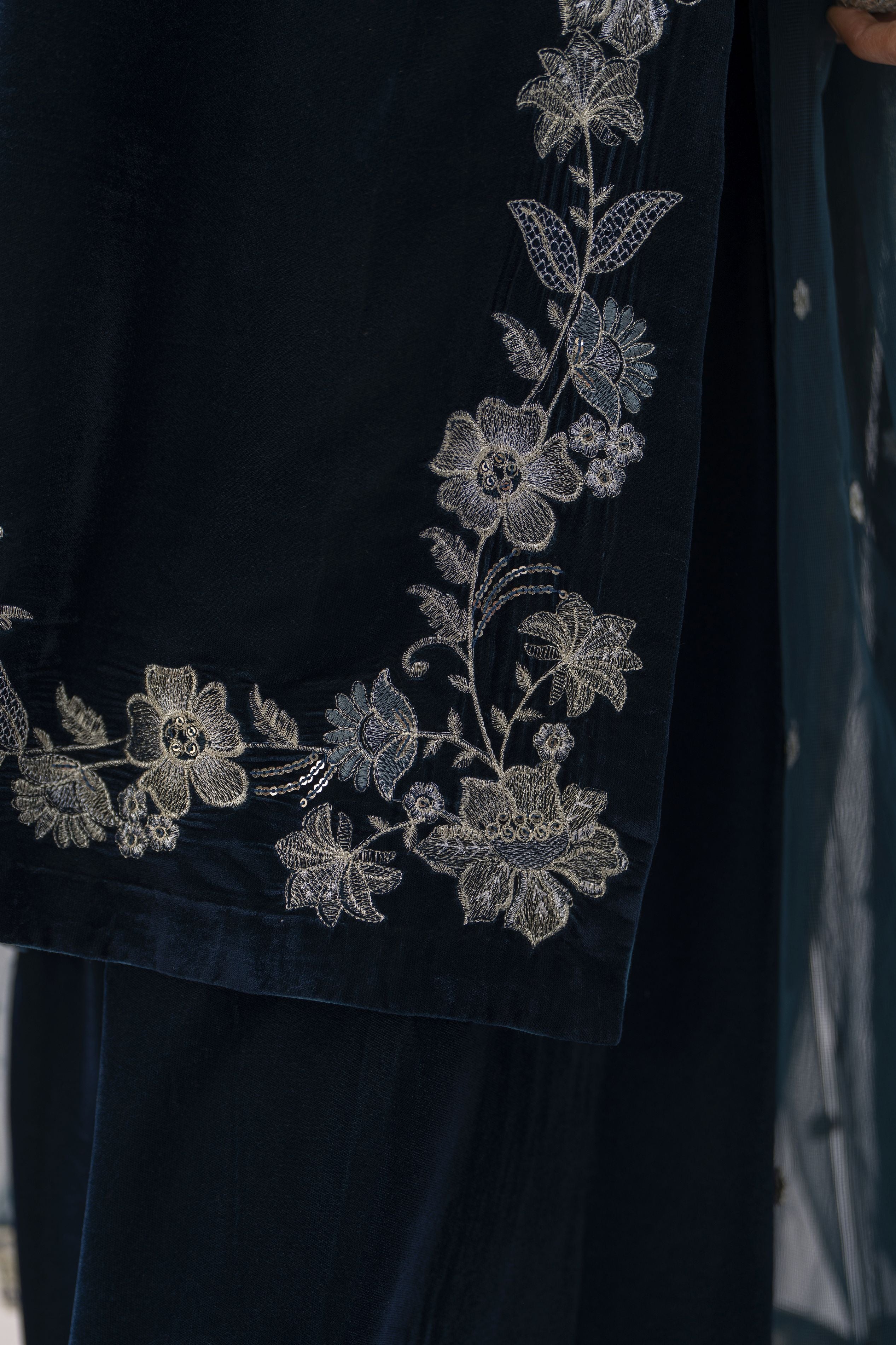 Makhmal by Gul Warun Navy Blue 3pc Velvet Embroidered Suit MBG3