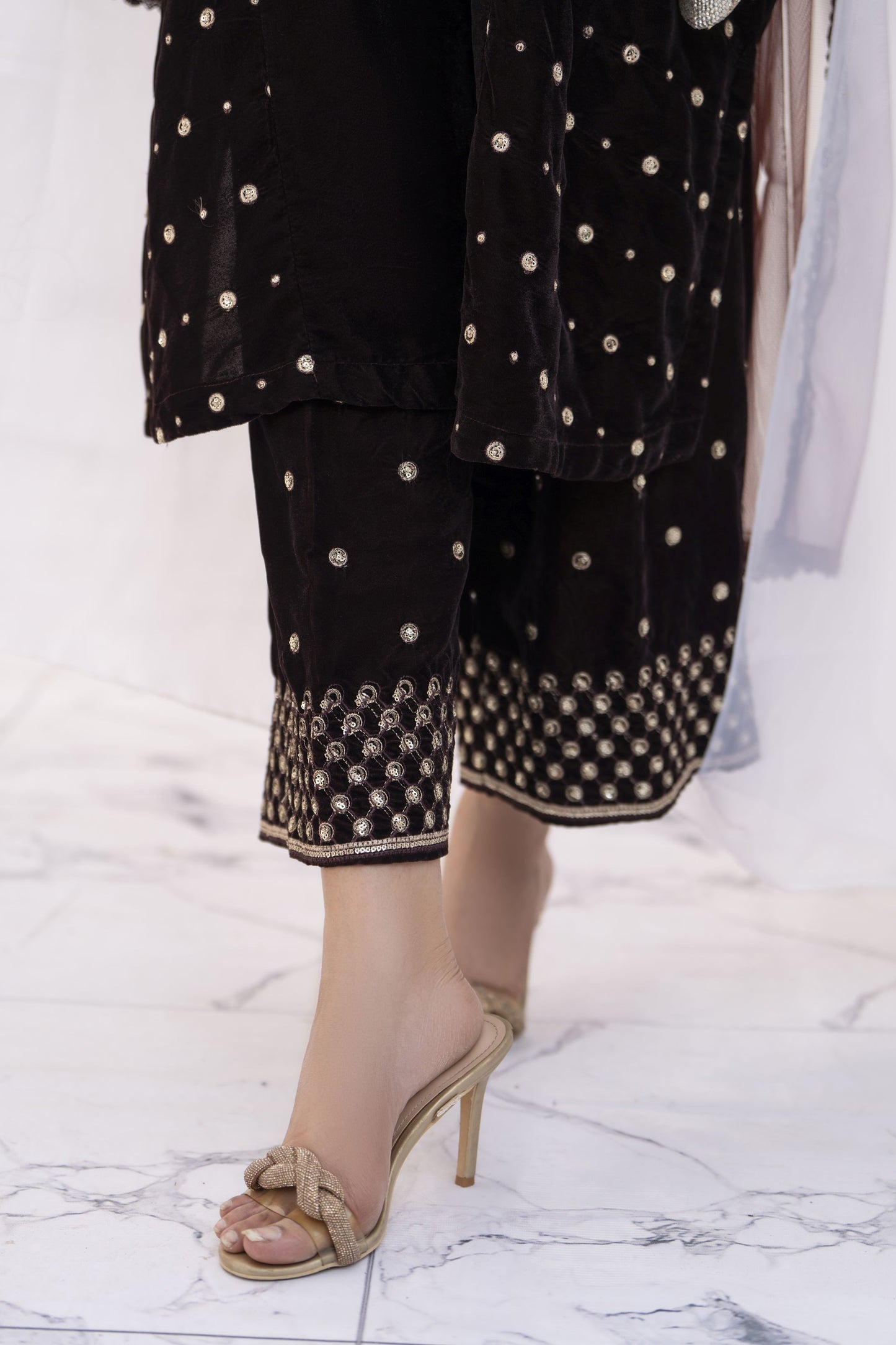 Makhmal by Gul Warun Chocolate Brown 3pc Velvet Embroidered Baggy Cape Suit MBG8