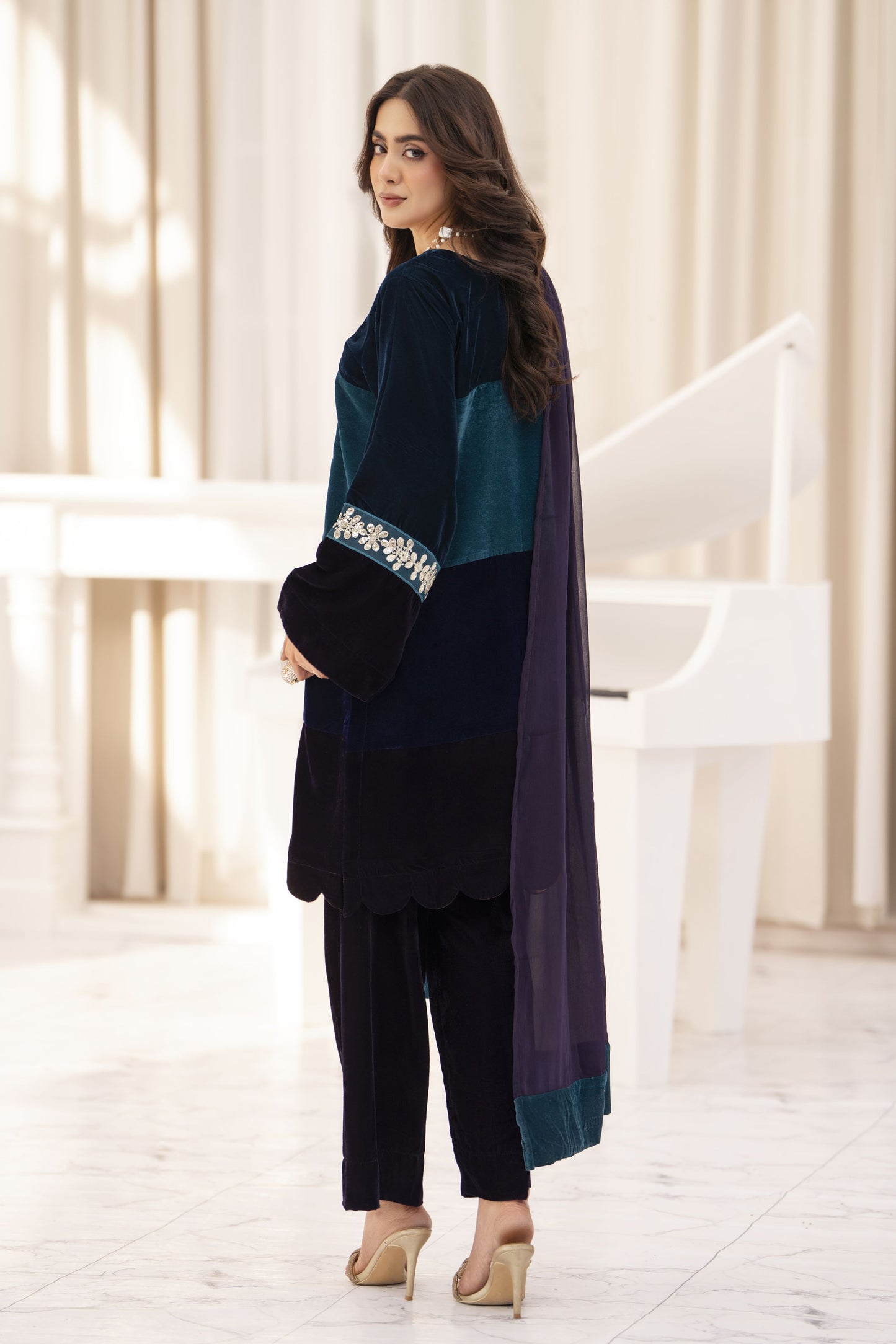 Makhmal by Gul Warun Teal and Navy 3pc Velvet Embroidered Suit MBG7