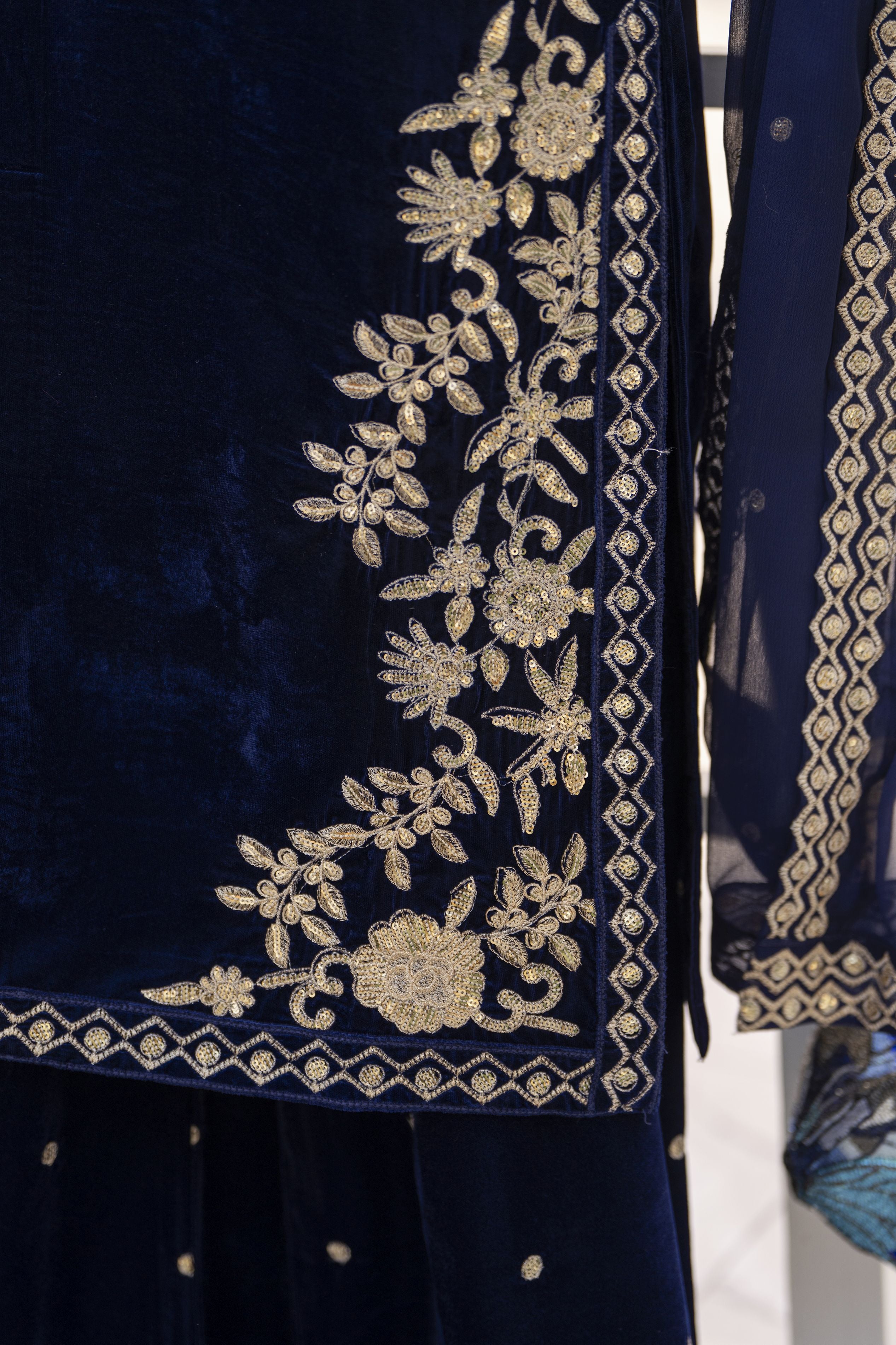 Makhmal by Gul Warun Navy Blue 3pc Velvet Embroidered Suit MBG4