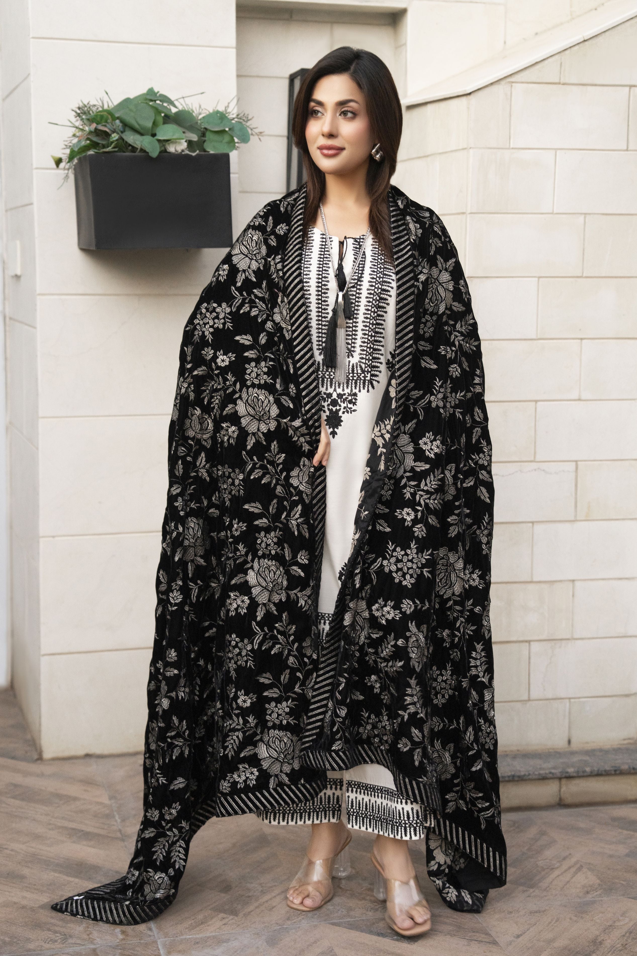 Luxury Embroidered Velvet Shawl for Women – Black VS9