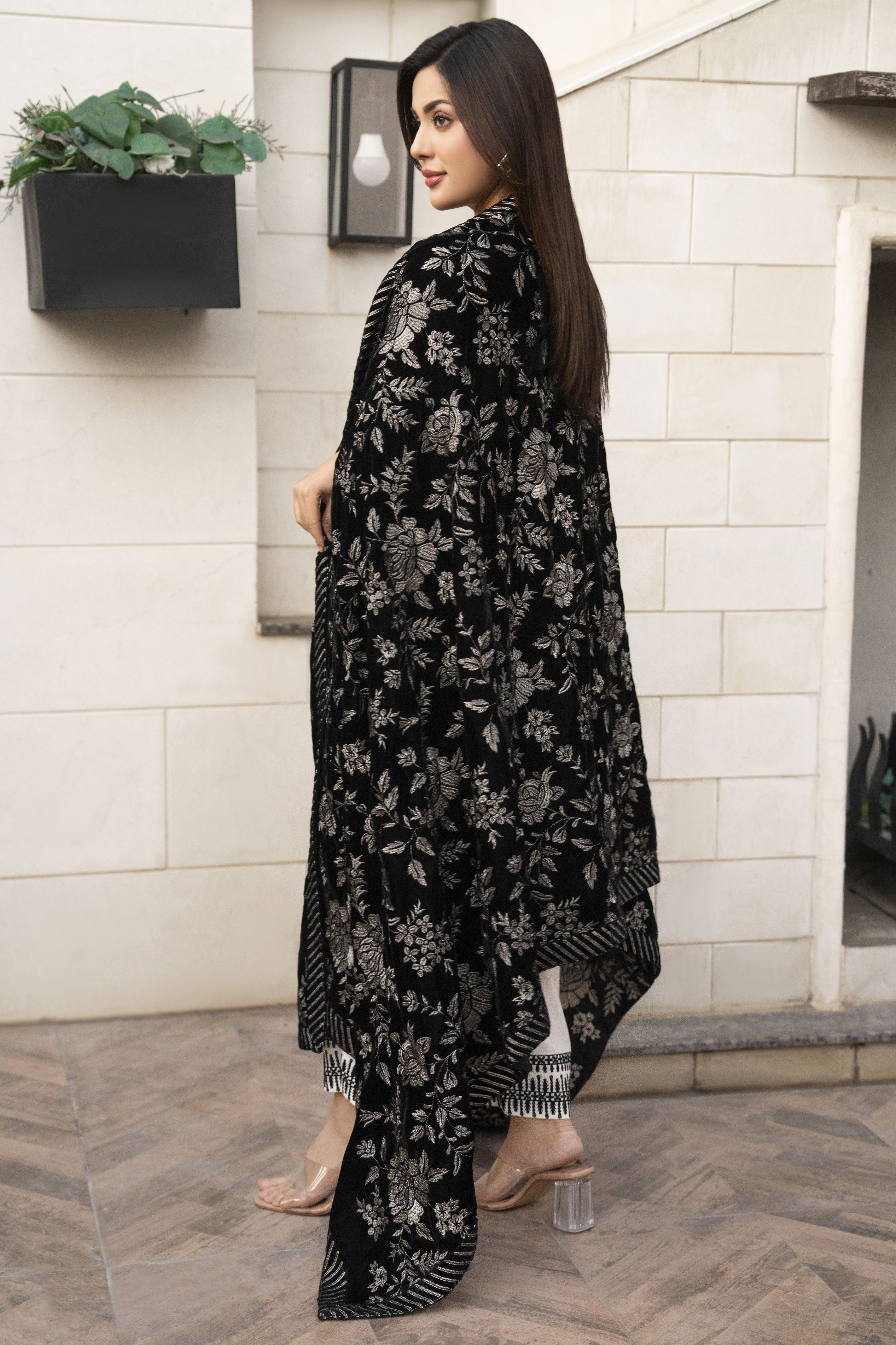 Luxury Embroidered Velvet Shawl for Women – Black VS9