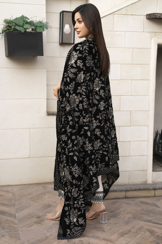 Luxury Embroidered Velvet Shawl for Women – Black VS9