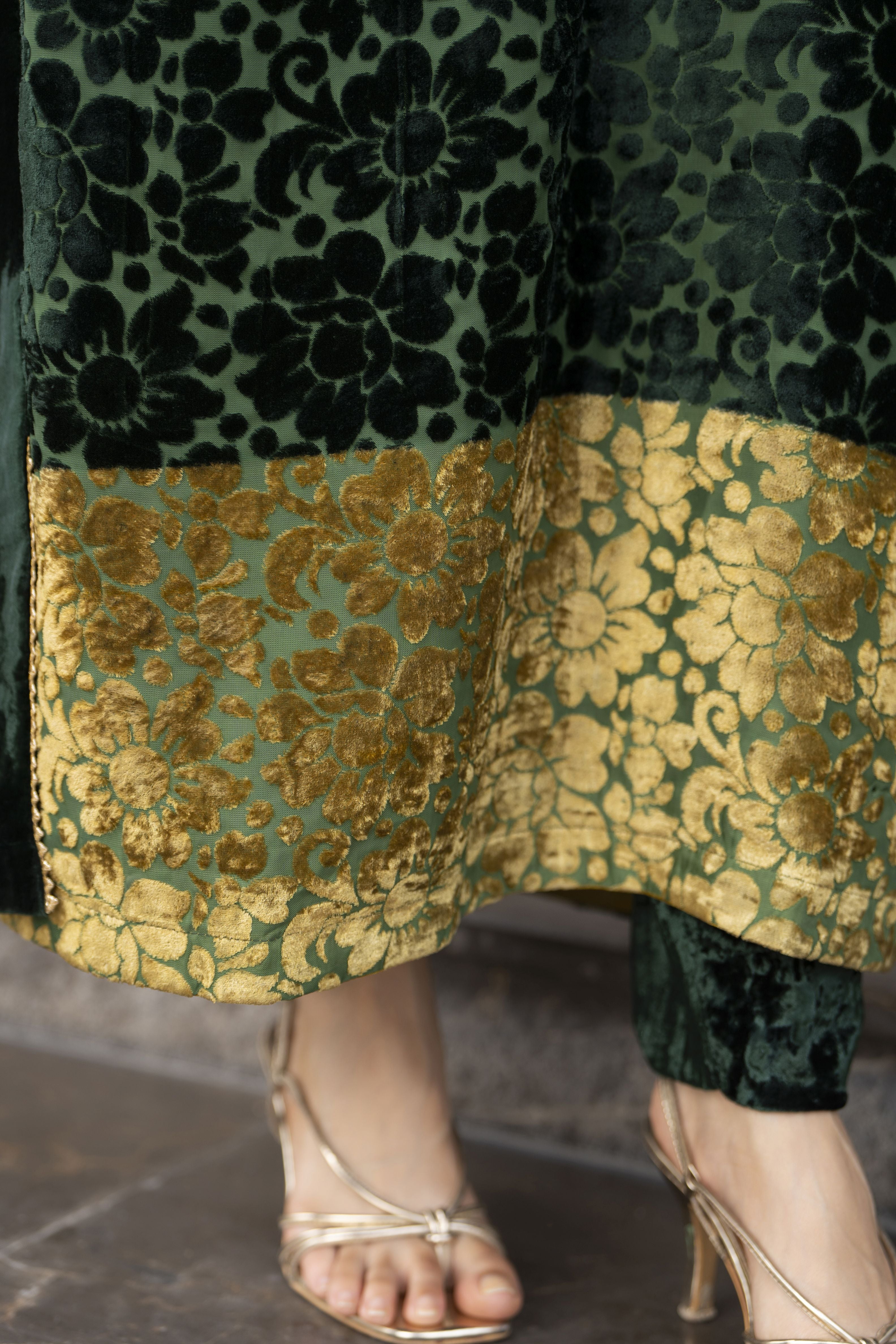 French Velvet 3pc Suit with Palachi Shawl – Gul Warun FNG5