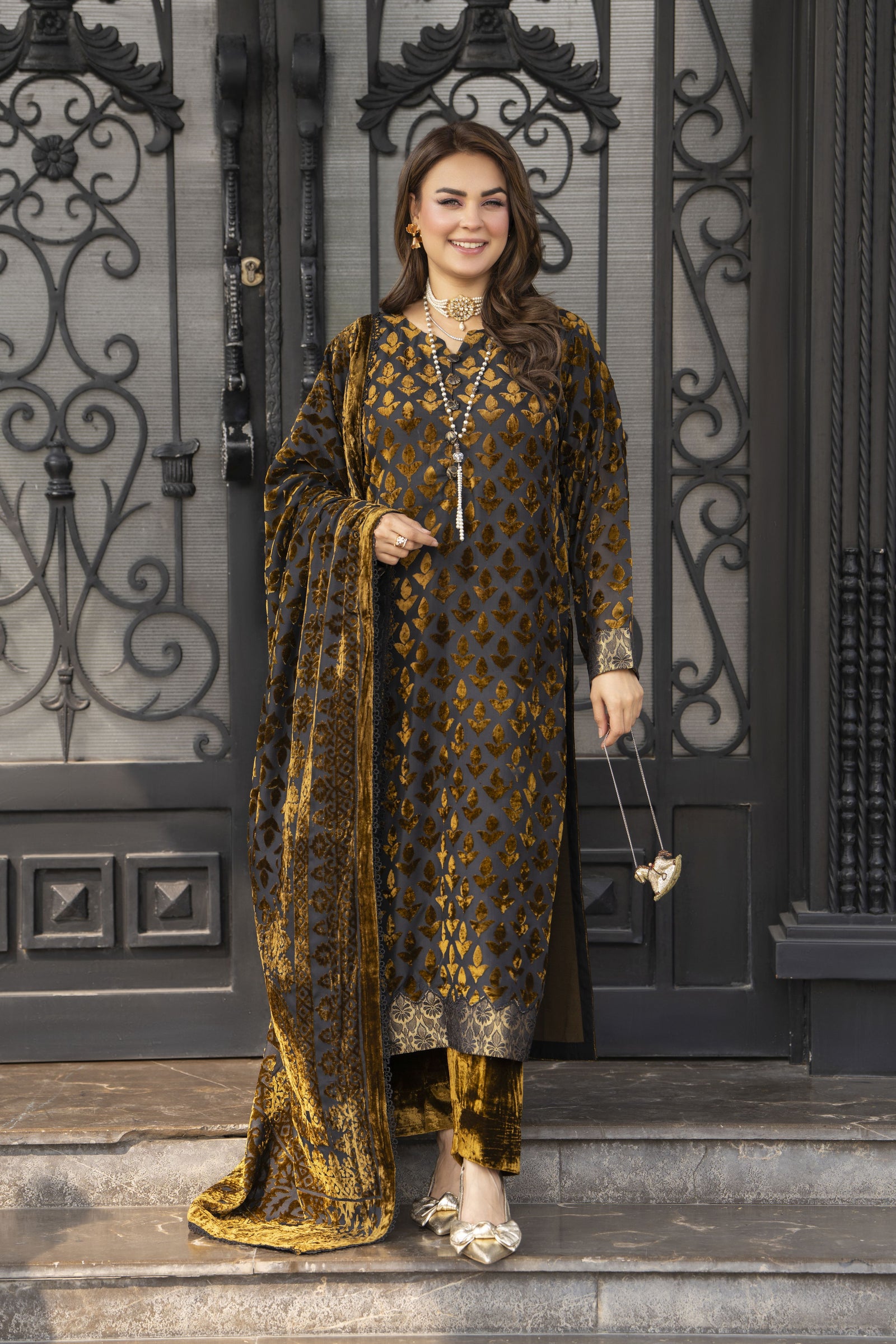 French Velvet 3pc Suit with Palachi Shawl – Gul Warun FNG7