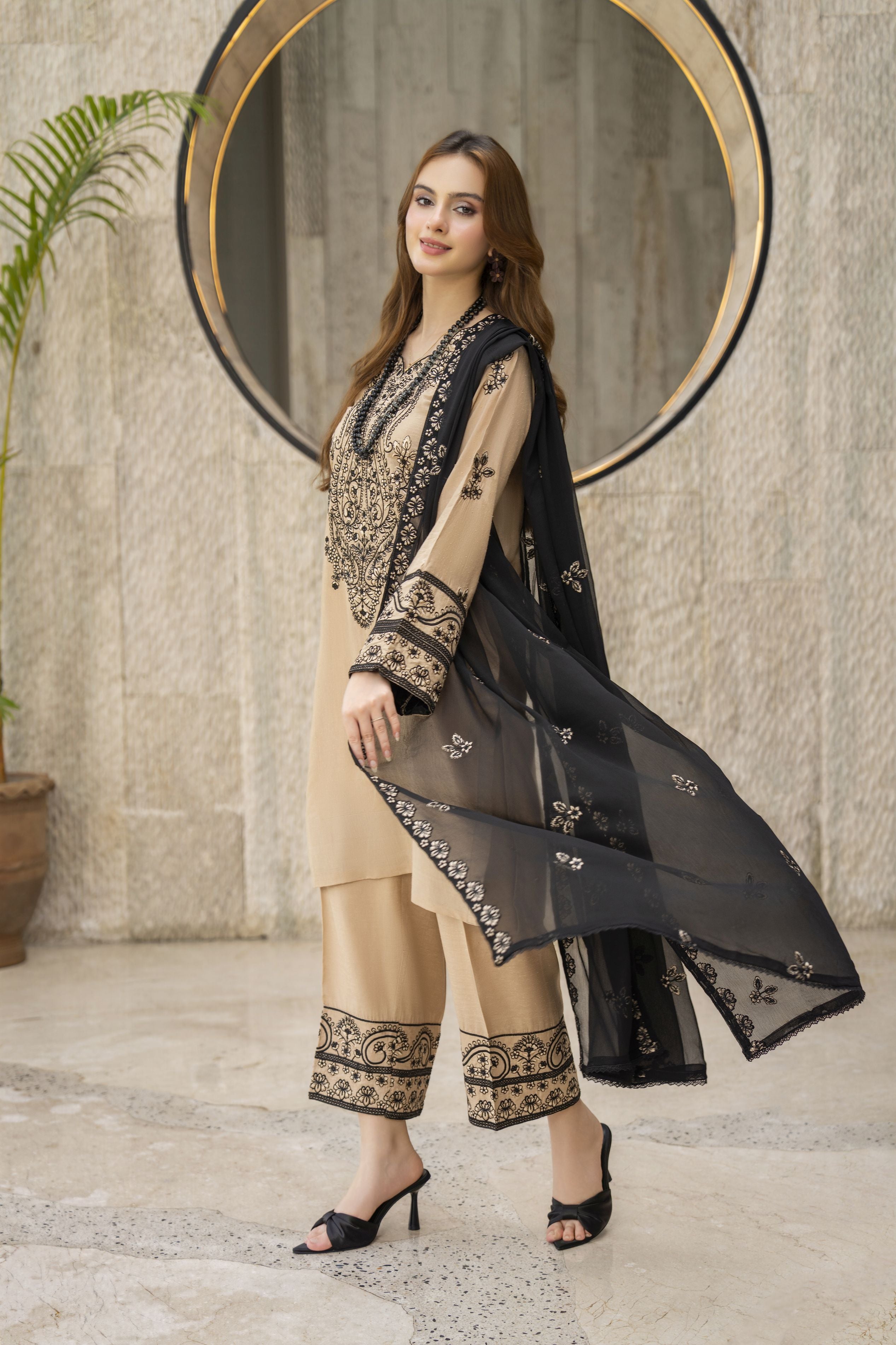 Threaded Grace Silk Karandi by Gul Warun – Beige & Black Embroidered 3pc Suit TGS3
