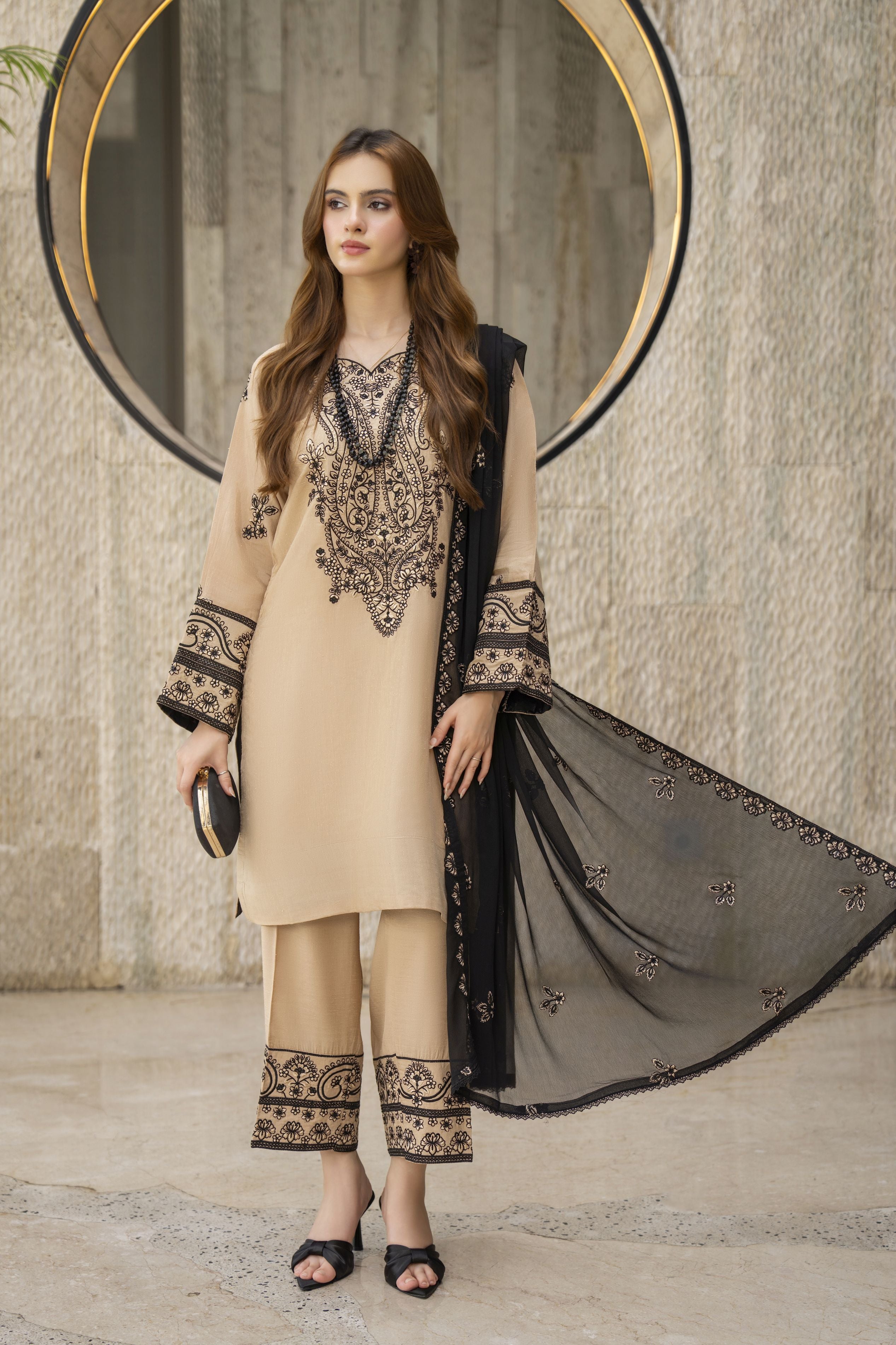 Threaded Grace Silk Karandi by Gul Warun – Beige & Black Embroidered 3pc Suit TGS3