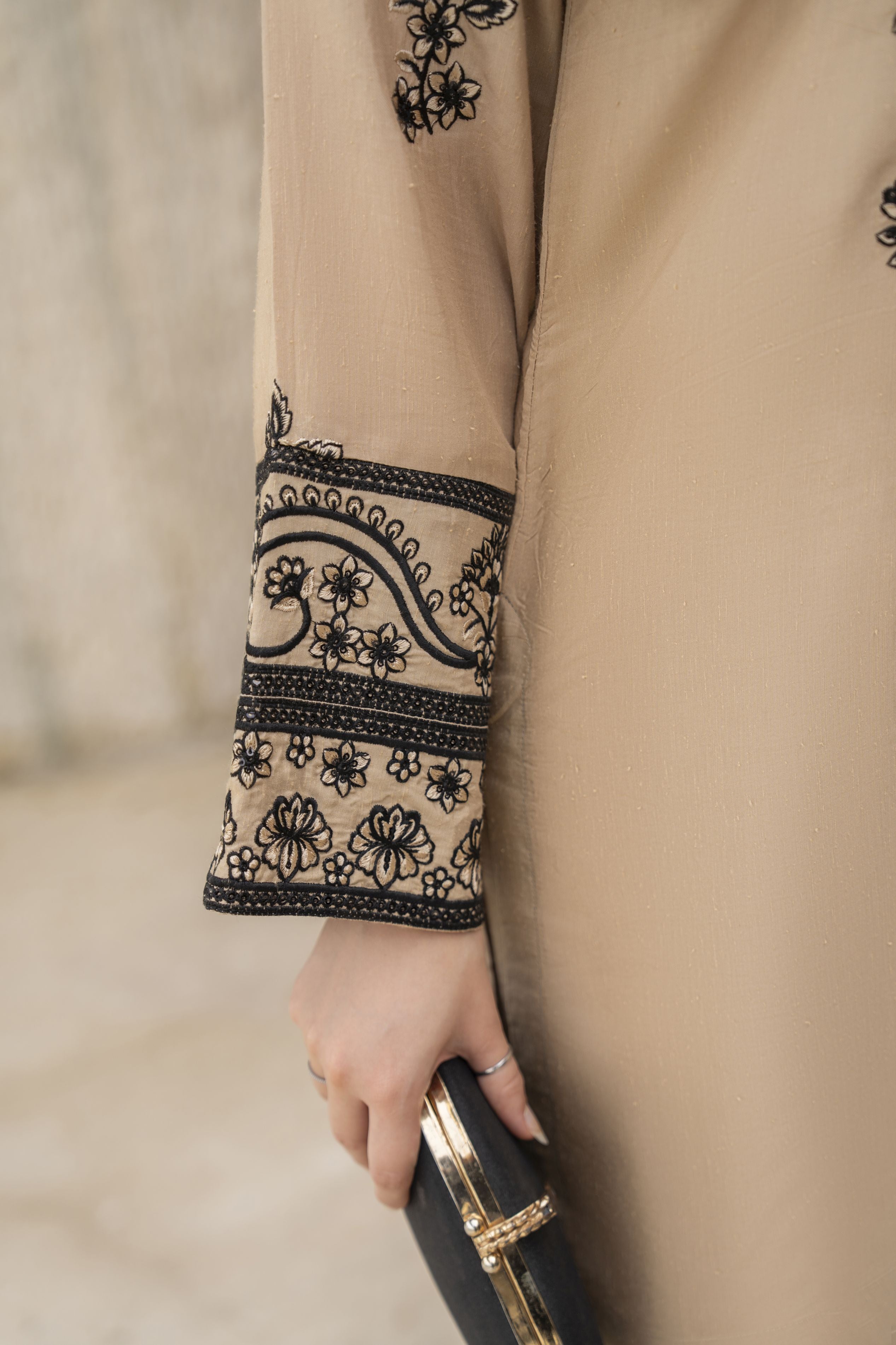 Threaded Grace Silk Karandi by Gul Warun – Beige & Black Embroidered 3pc Suit TGS3