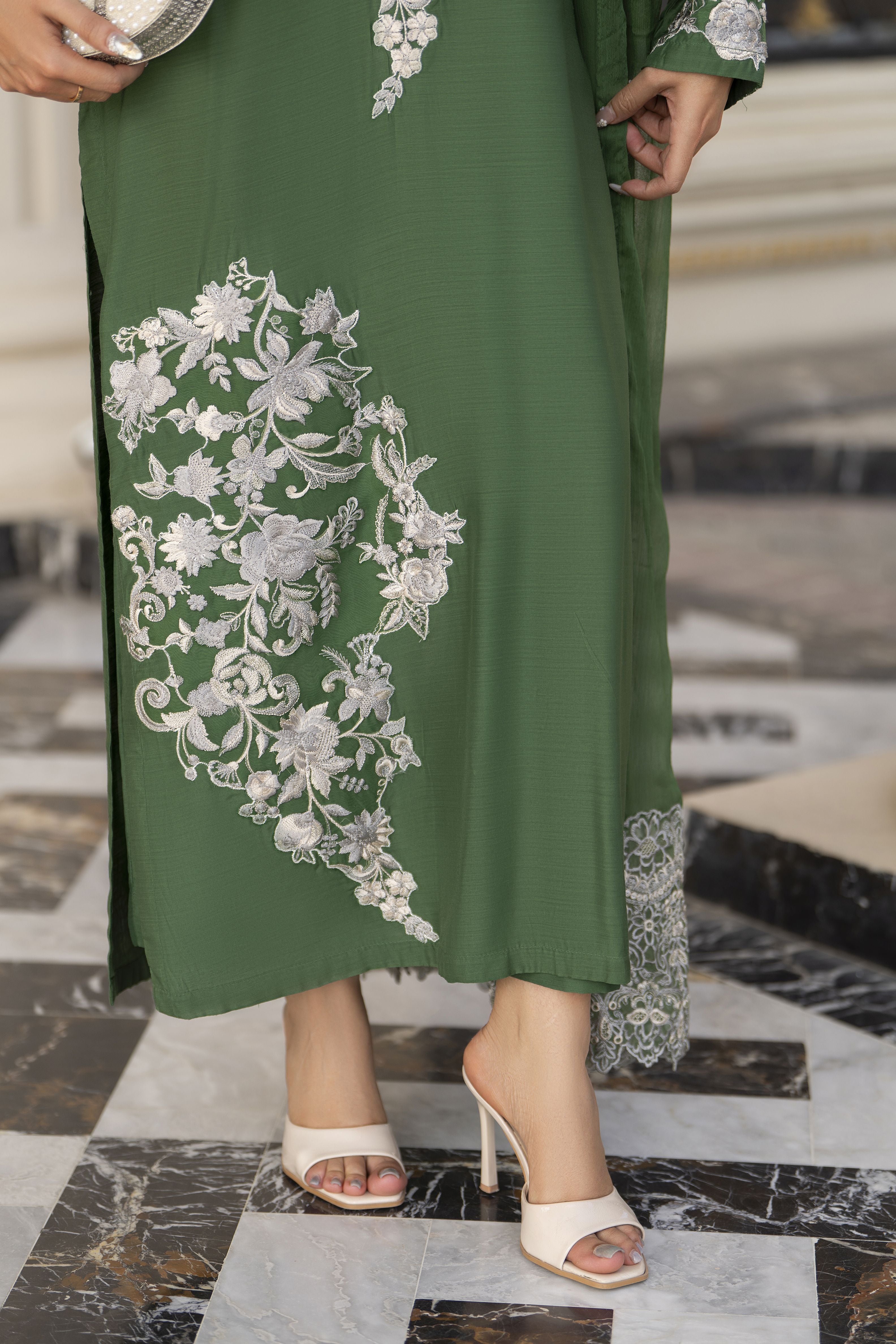 Aabpara Afsana 3pc Embroidered Viscose Winter Ready-to-Wear Suit – AAF3