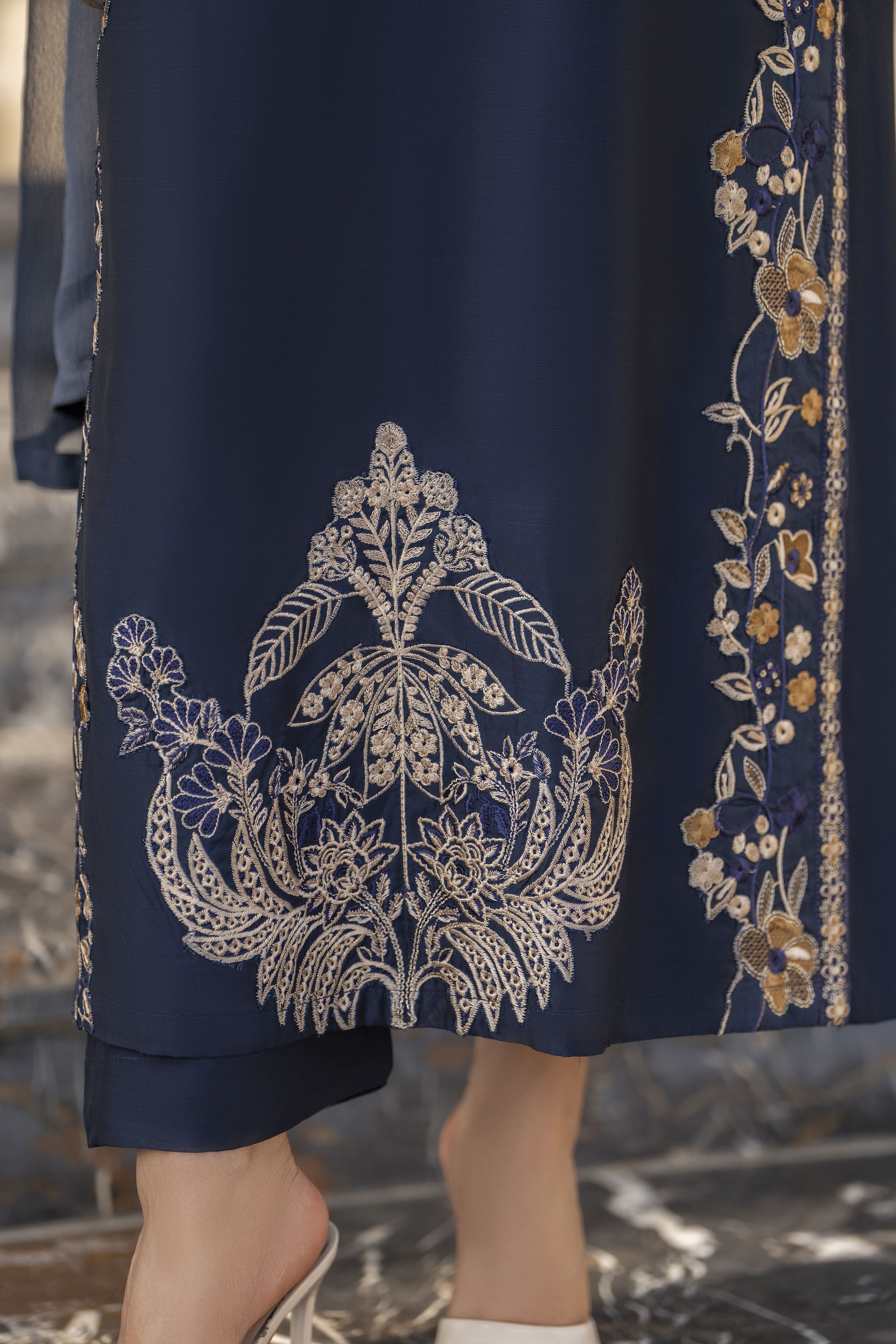 Aabpara Afsana 3pc Embroidered Viscose Winter Ready-to-Wear Suit – AAF7